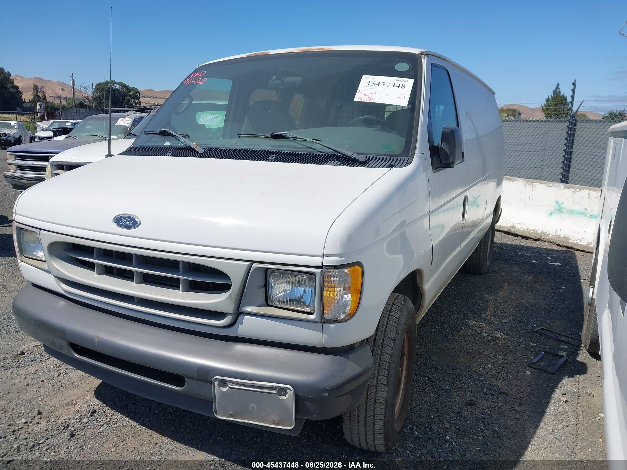 2002 Ford E-150 Commercial/recreational White vin: 1FTRE14202HA81662