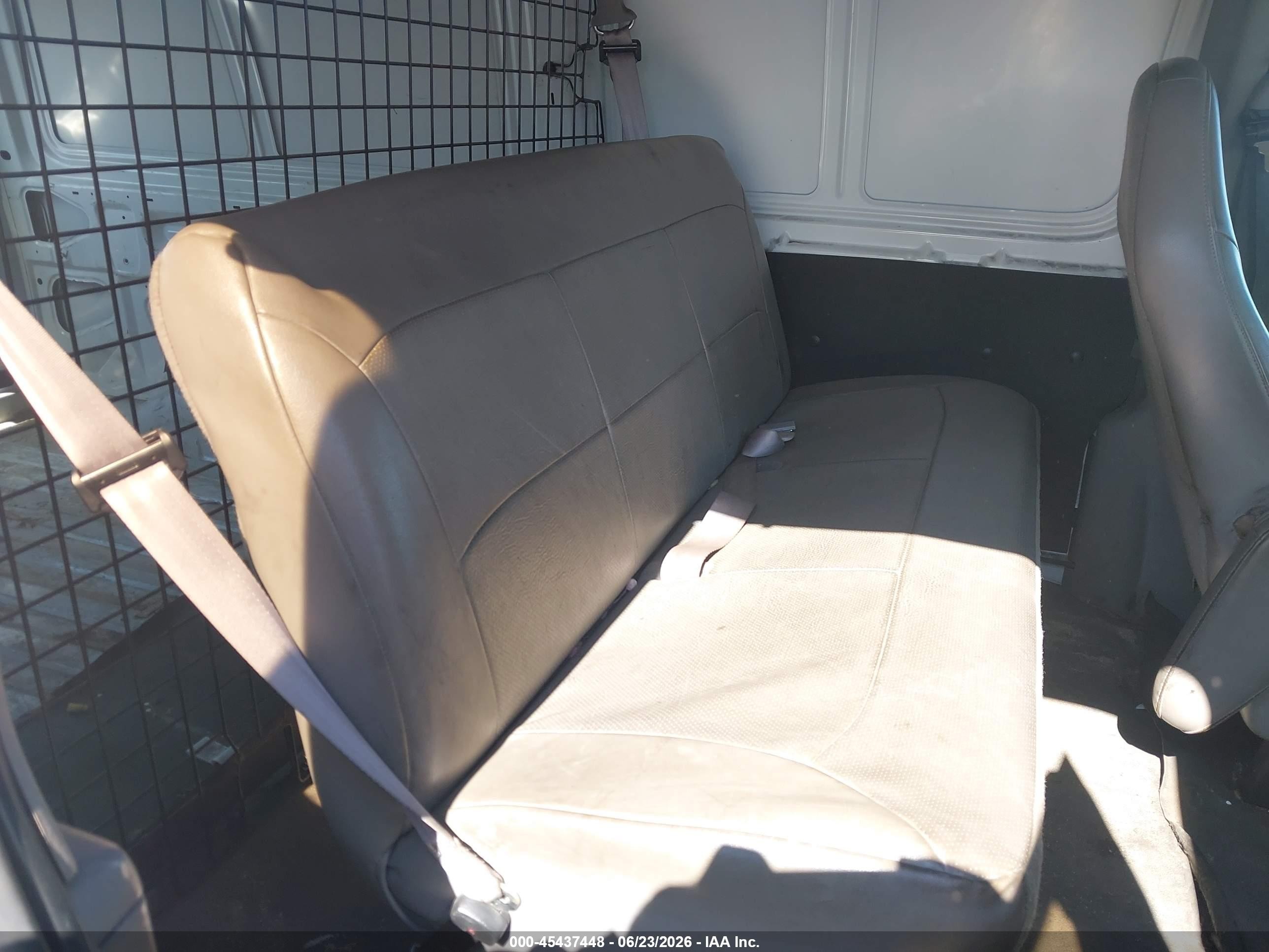 2002 Ford E-150 Commercial/recreational White vin: 1FTRE14202HA81662