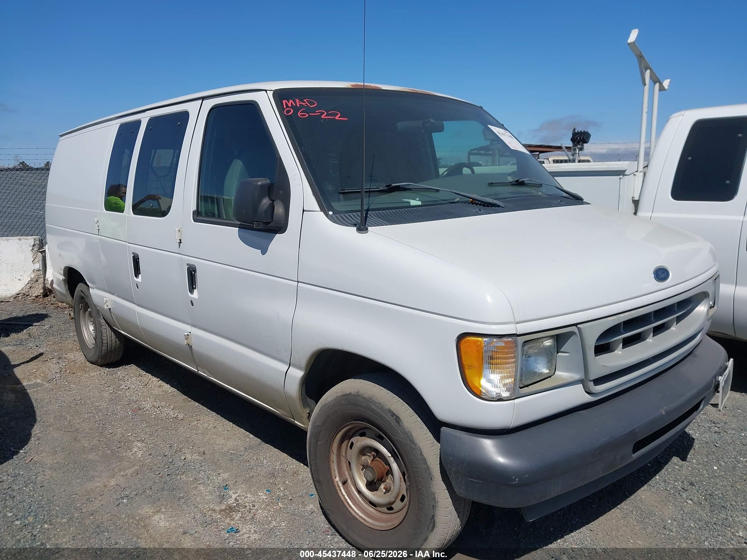 2002 Ford E-150 Commercial/recreational White vin: 1FTRE14202HA81662
