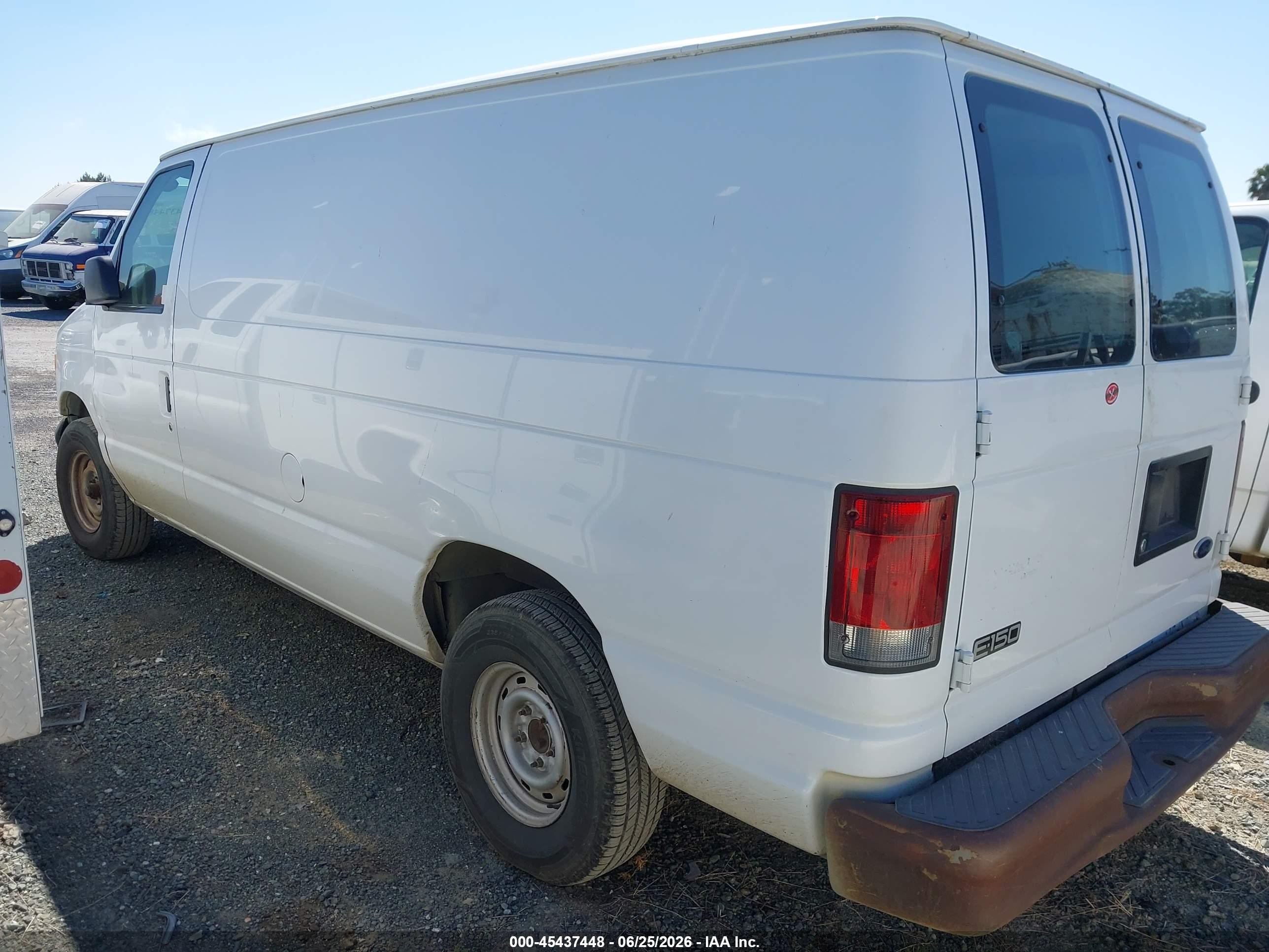 2002 Ford E-150 Commercial/recreational White vin: 1FTRE14202HA81662