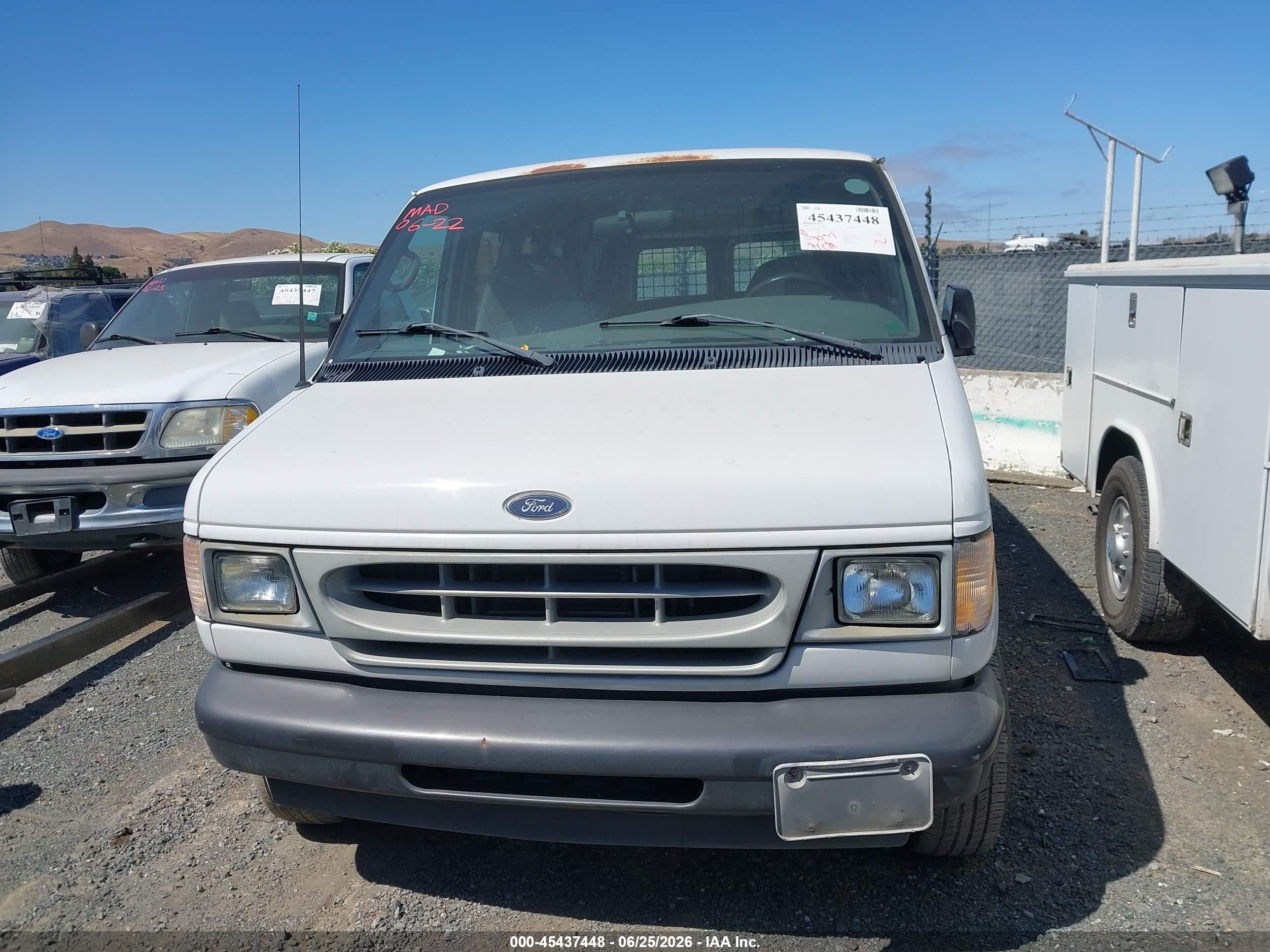 2002 Ford E-150 Commercial/recreational White vin: 1FTRE14202HA81662