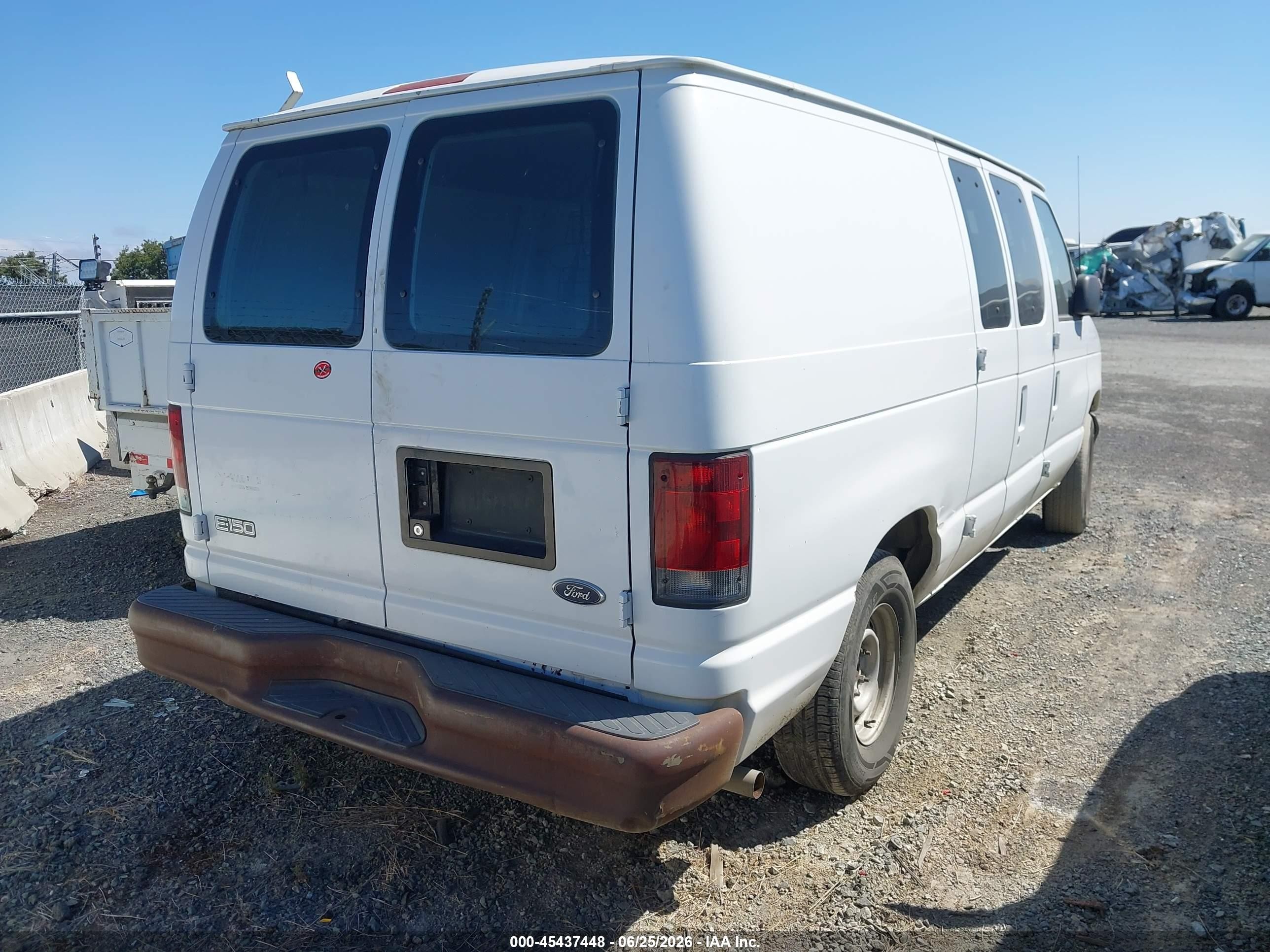2002 Ford E-150 Commercial/recreational White vin: 1FTRE14202HA81662