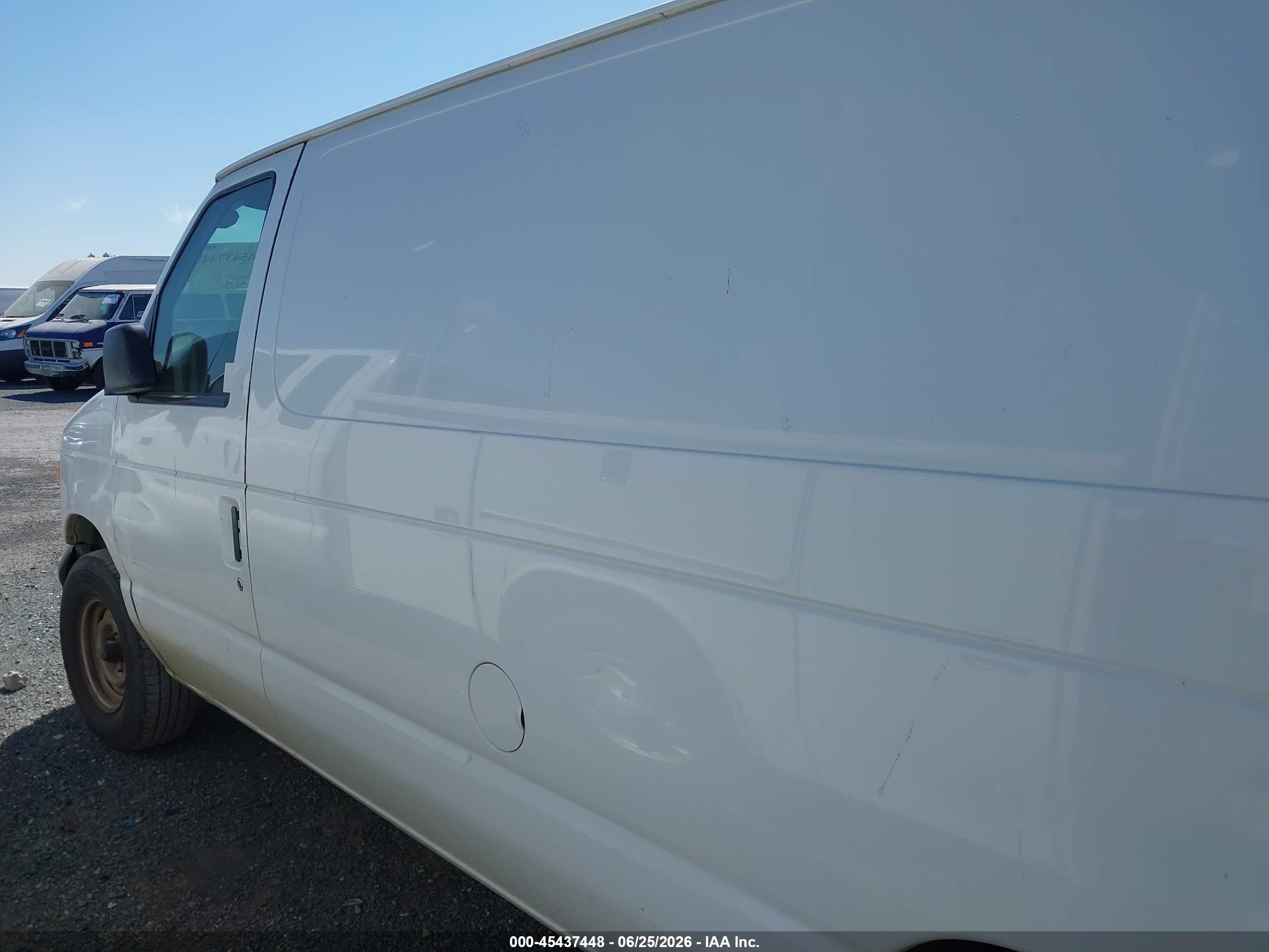 2002 Ford E-150 Commercial/recreational White vin: 1FTRE14202HA81662