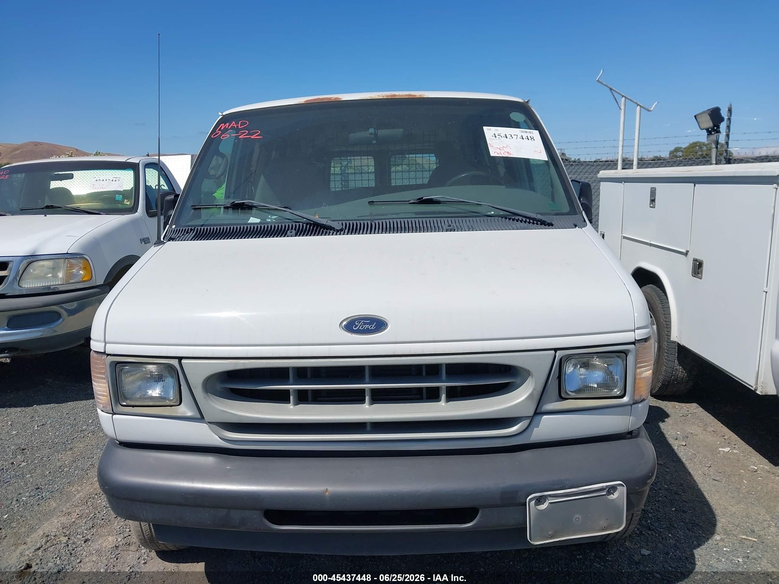 2002 Ford E-150 Commercial/recreational White vin: 1FTRE14202HA81662