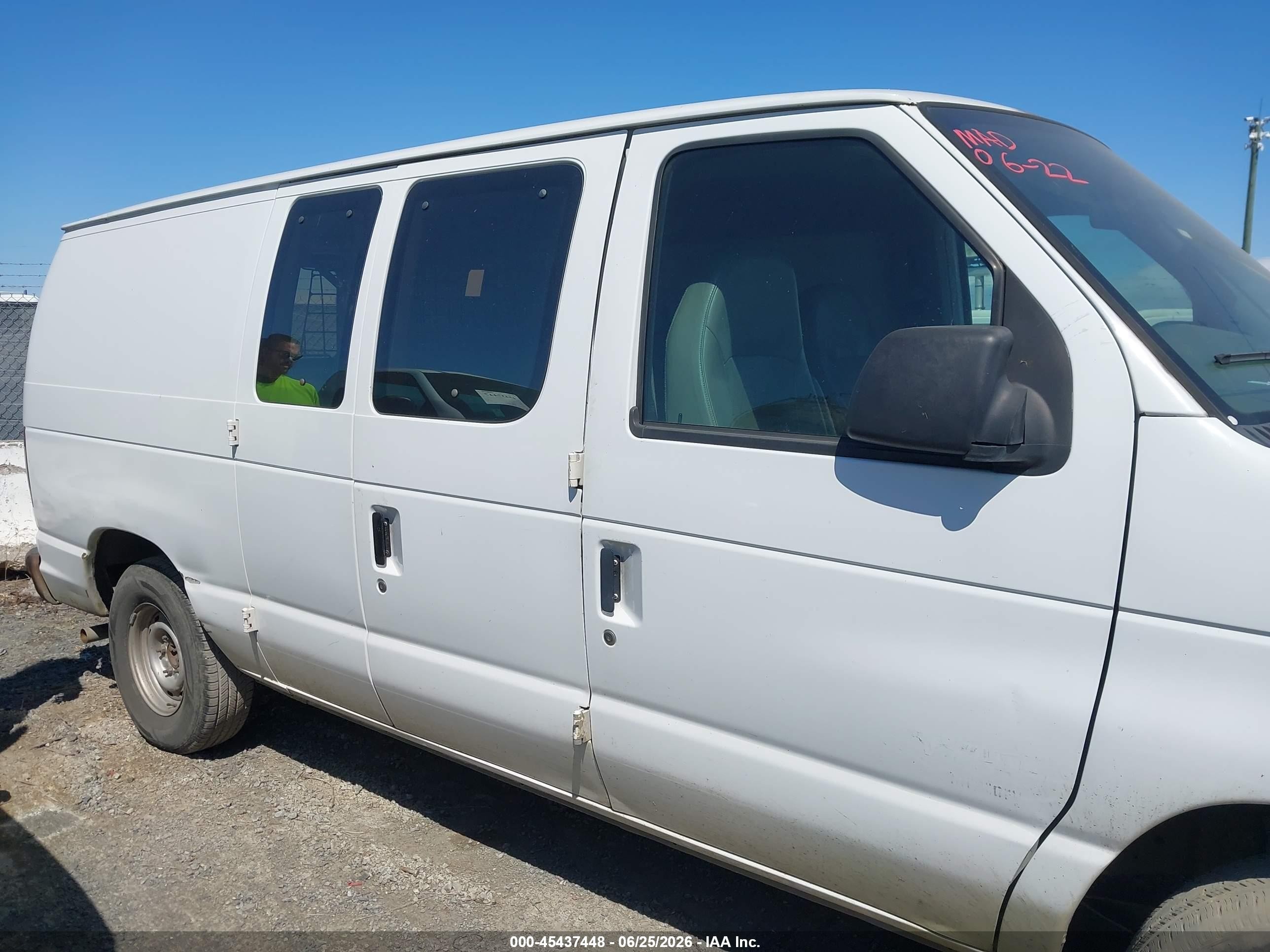 2002 Ford E-150 Commercial/recreational White vin: 1FTRE14202HA81662