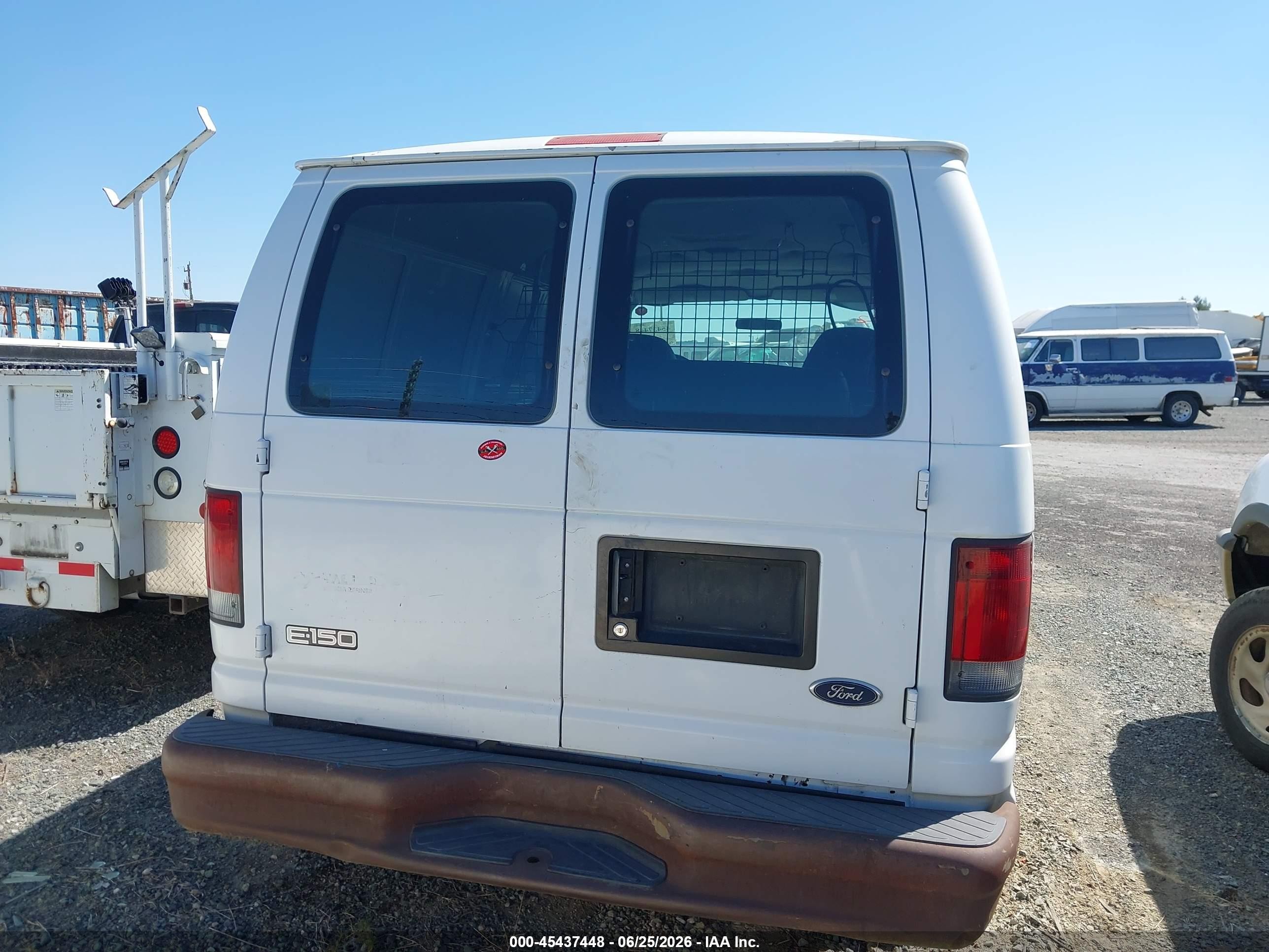 2002 Ford E-150 Commercial/recreational White vin: 1FTRE14202HA81662