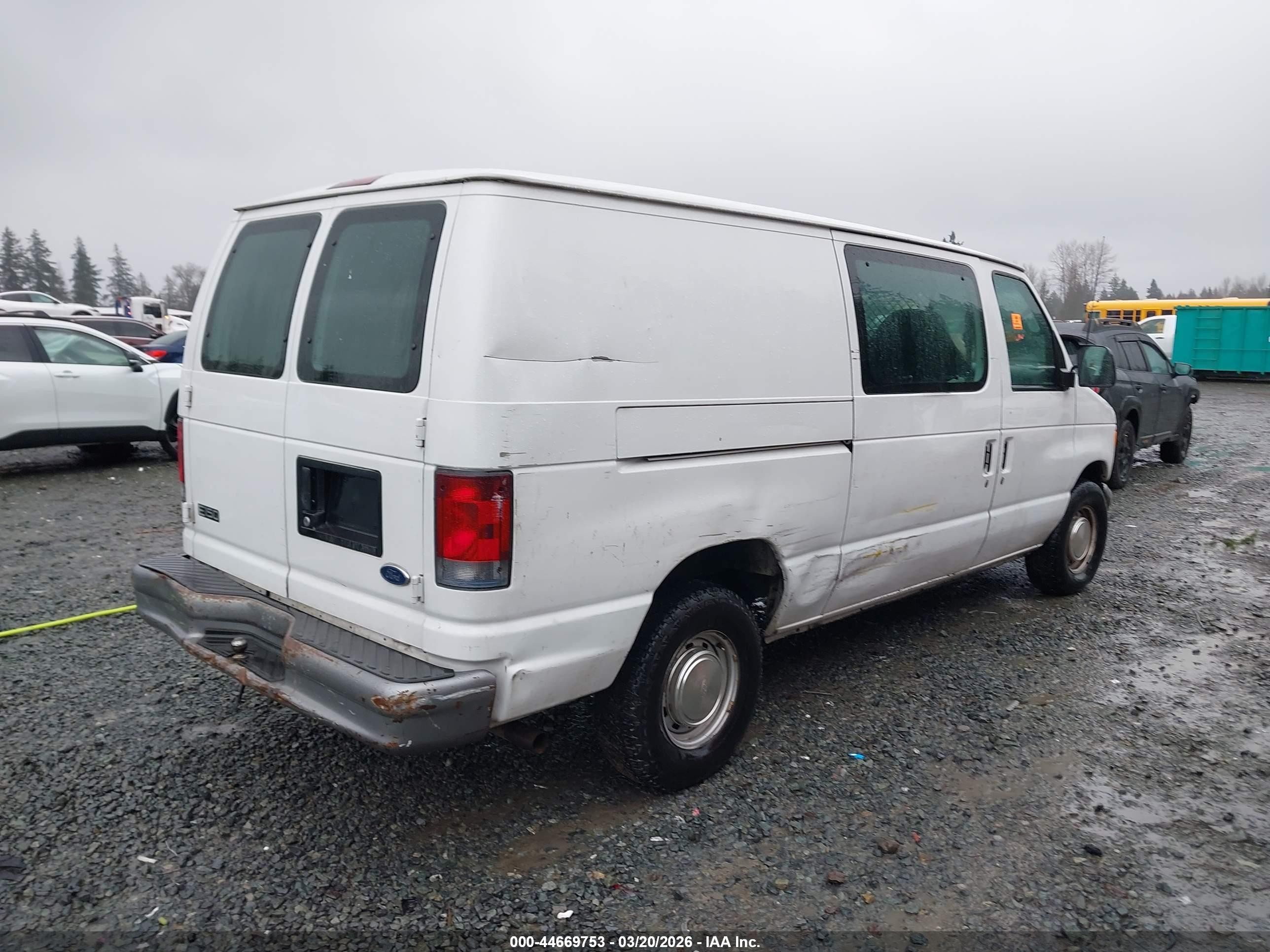 2002 Ford E-150 Commercial/recreational White vin: 1FTRE14212HB29279