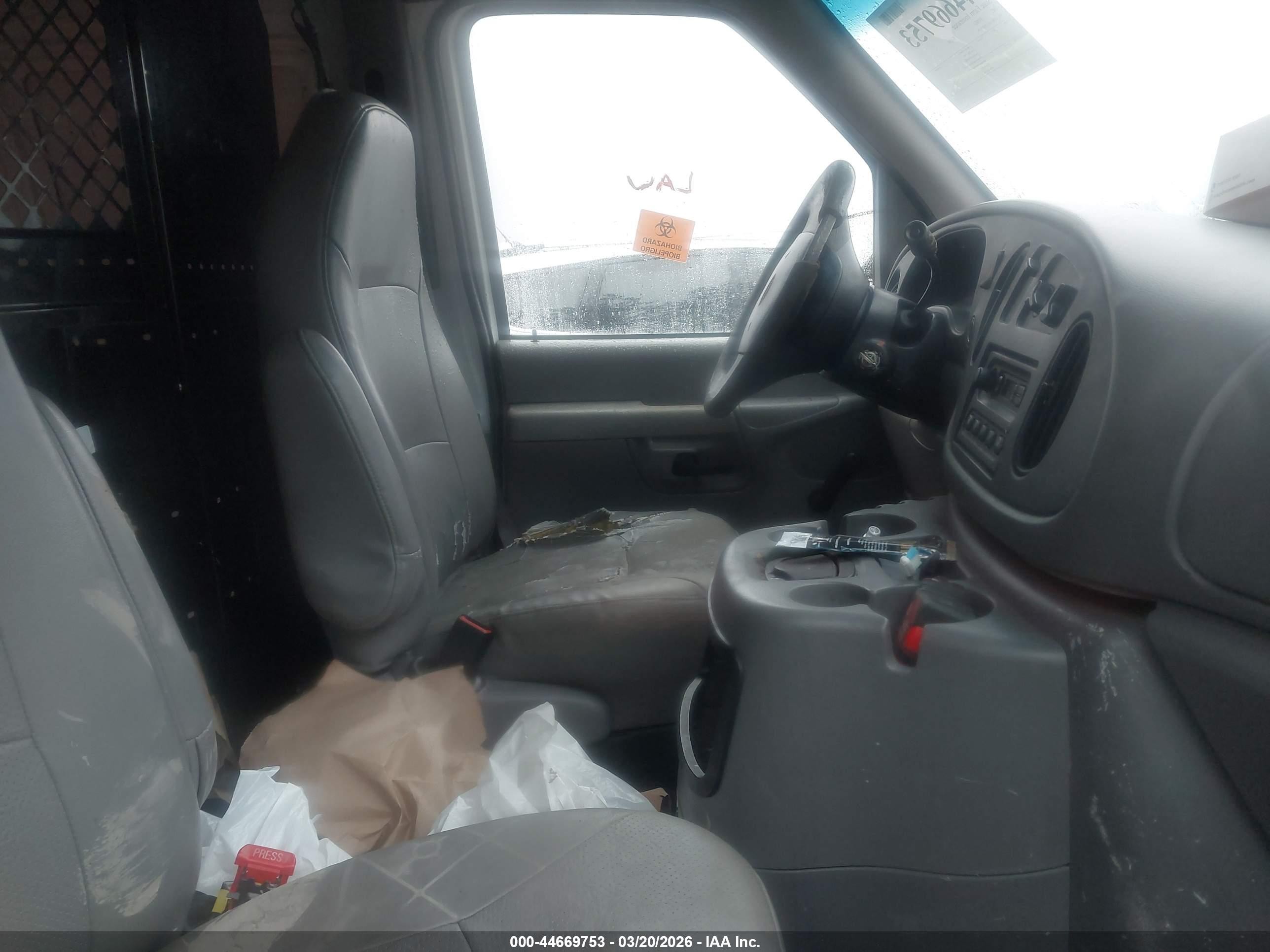 2002 Ford E-150 Commercial/recreational White vin: 1FTRE14212HB29279