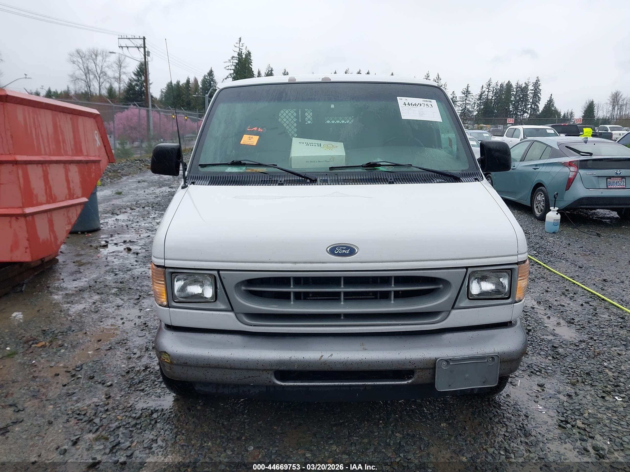2002 Ford E-150 Commercial/recreational White vin: 1FTRE14212HB29279