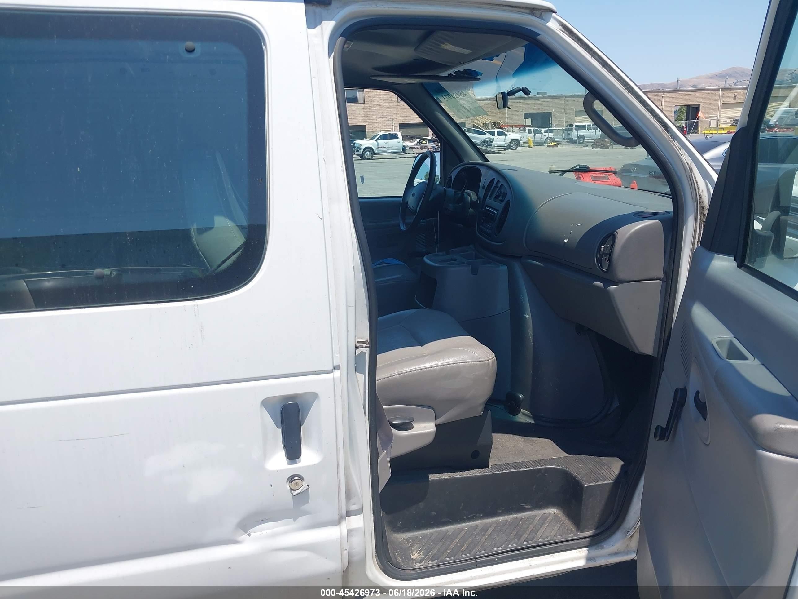 2001 Ford E-150 Commercial/recreational White vin: 1FTRE14221HB67747