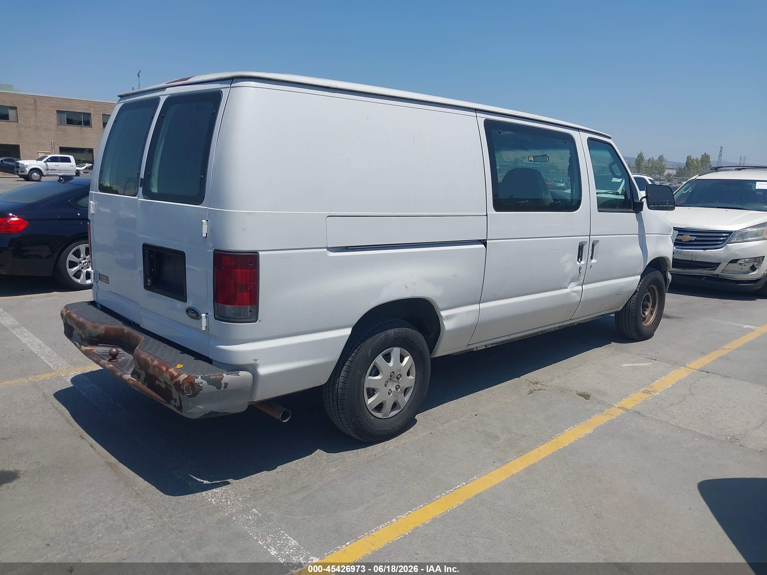 2001 Ford E-150 Commercial/recreational White vin: 1FTRE14221HB67747