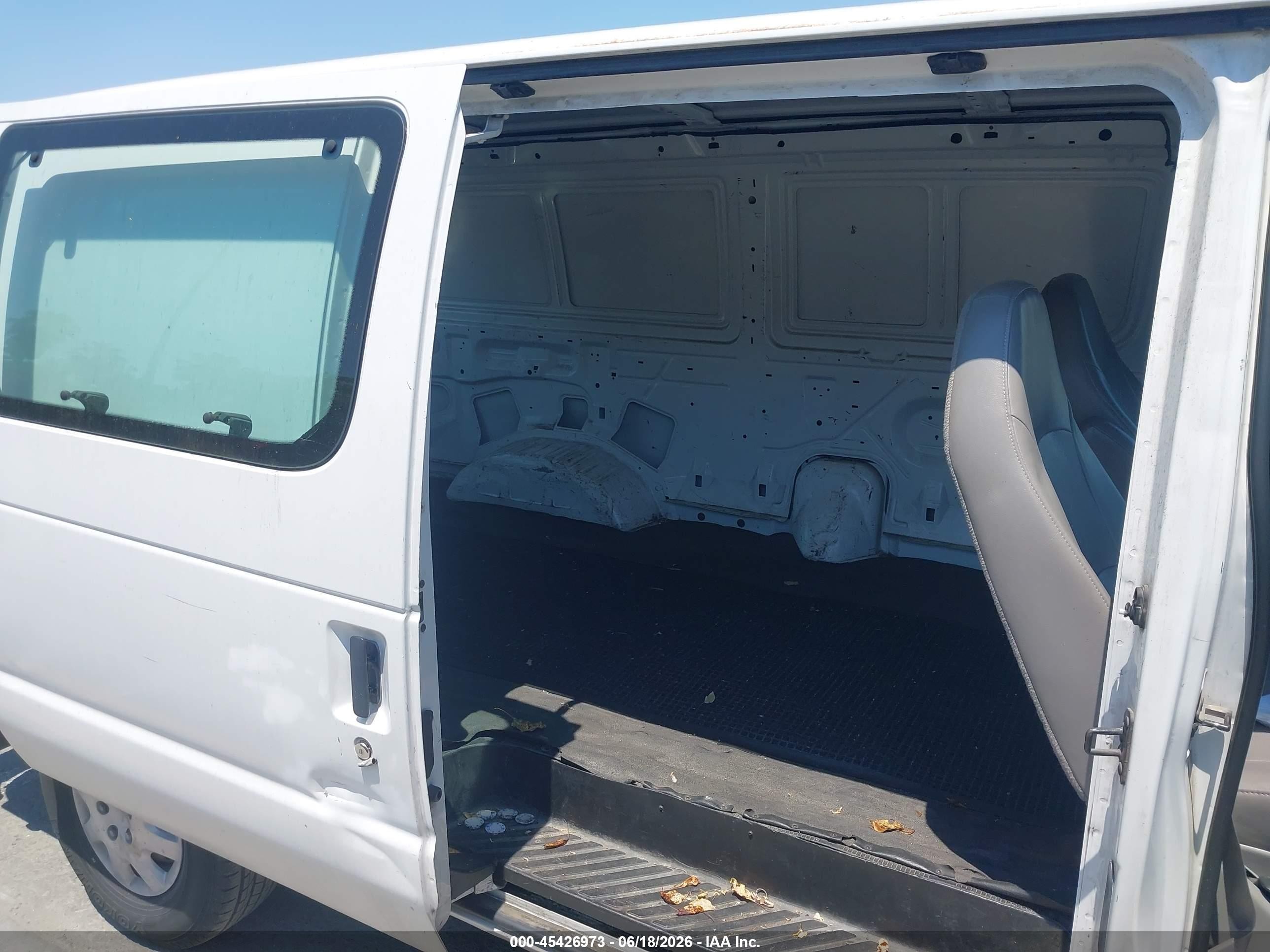 2001 Ford E-150 Commercial/recreational White vin: 1FTRE14221HB67747