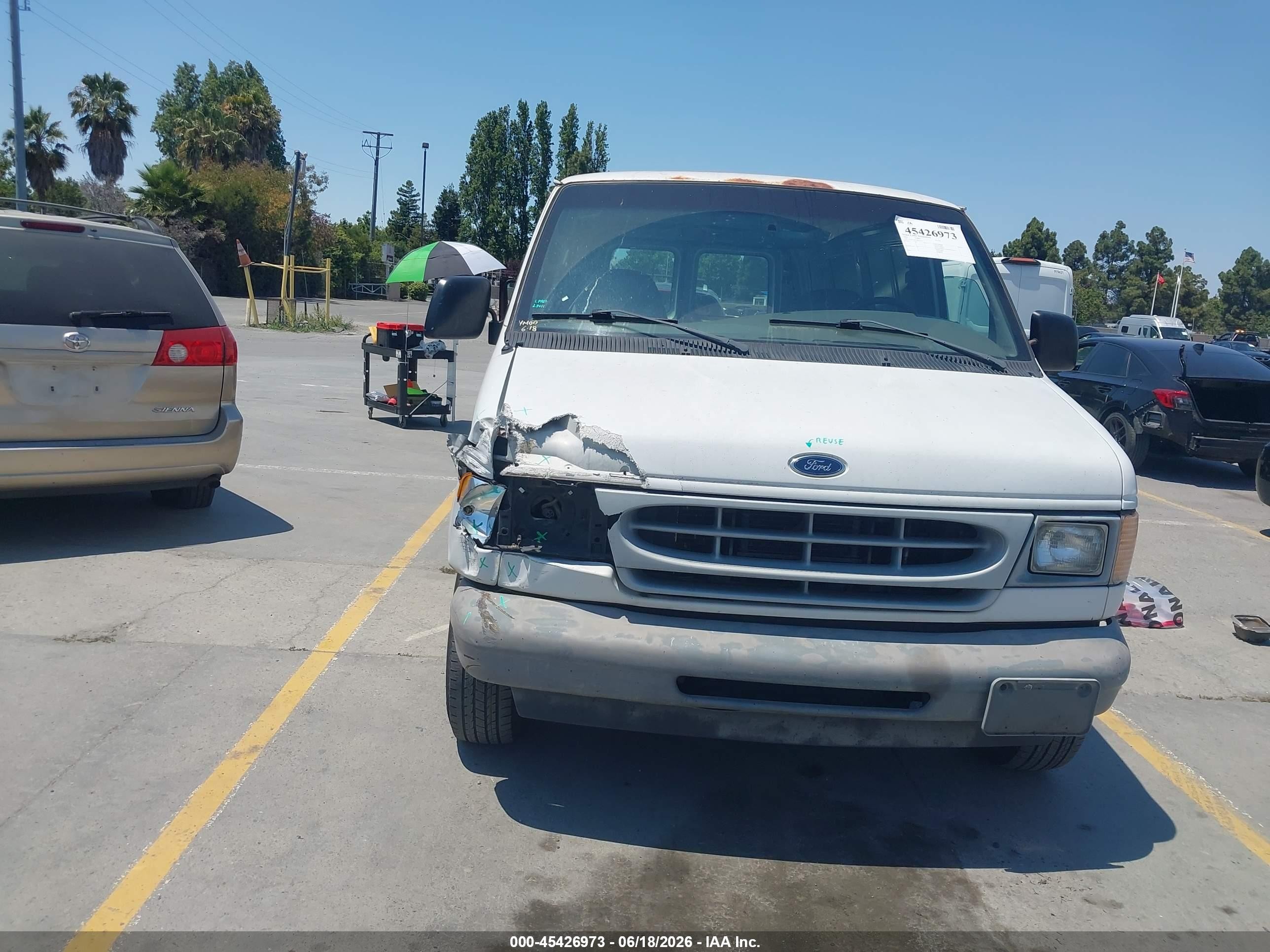 2001 Ford E-150 Commercial/recreational White vin: 1FTRE14221HB67747