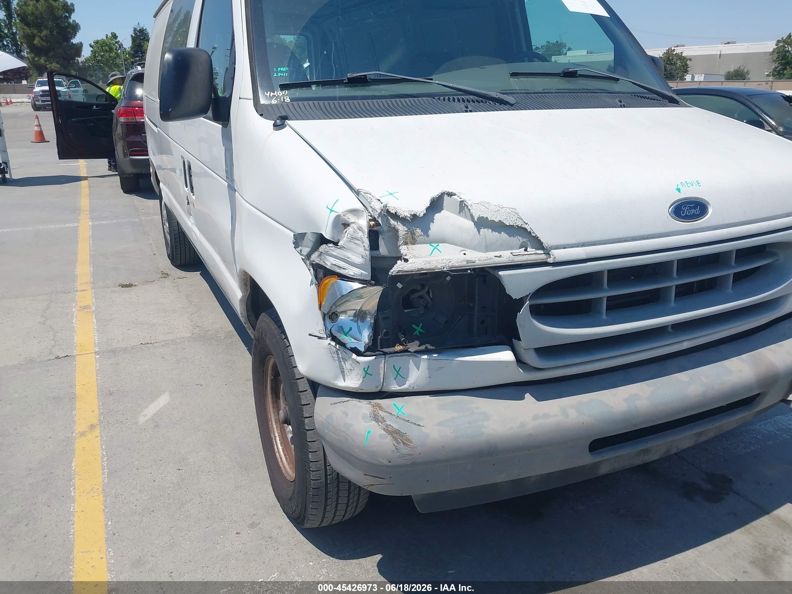 2001 Ford E-150 Commercial/recreational White vin: 1FTRE14221HB67747