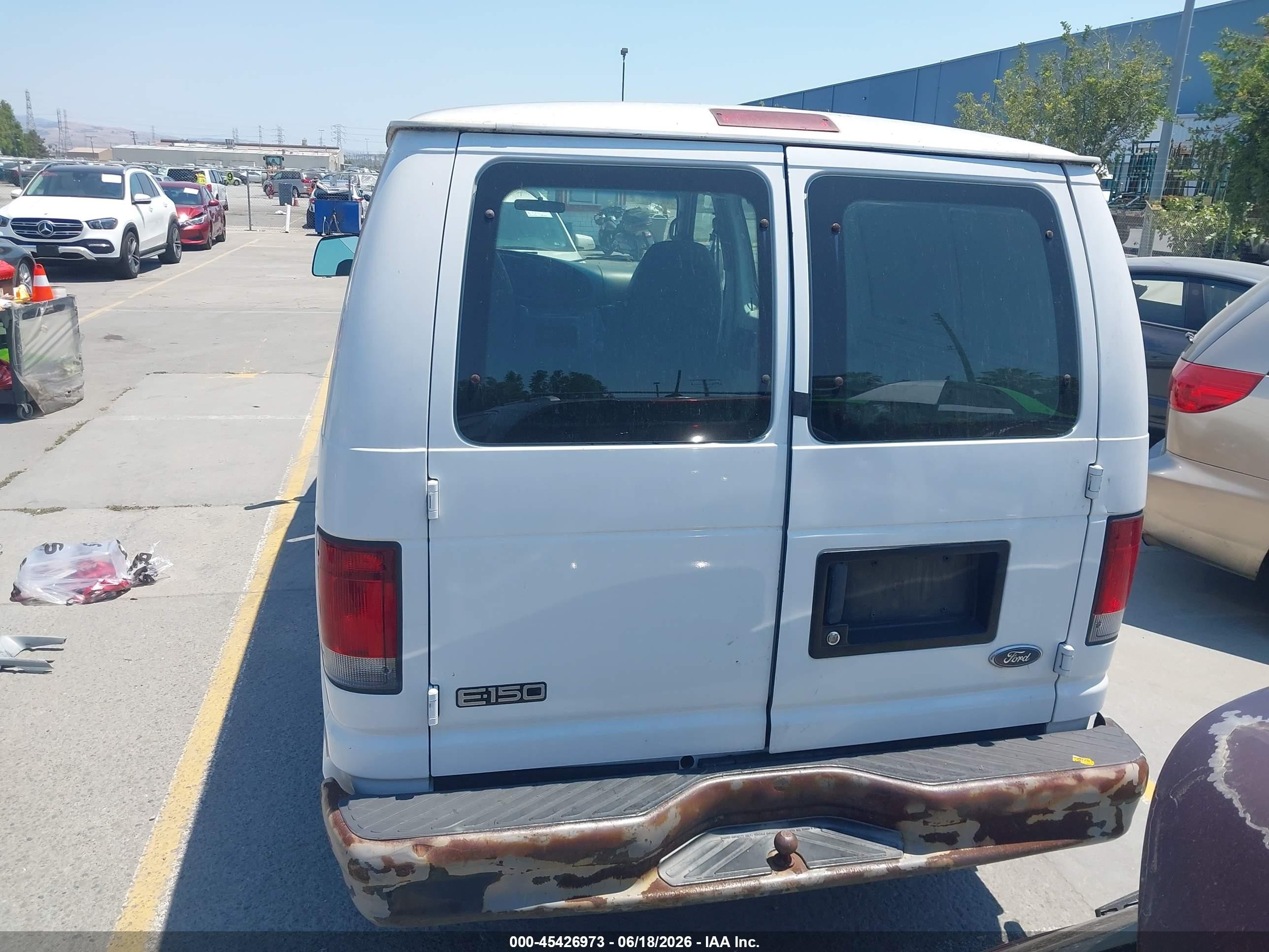2001 Ford E-150 Commercial/recreational White vin: 1FTRE14221HB67747