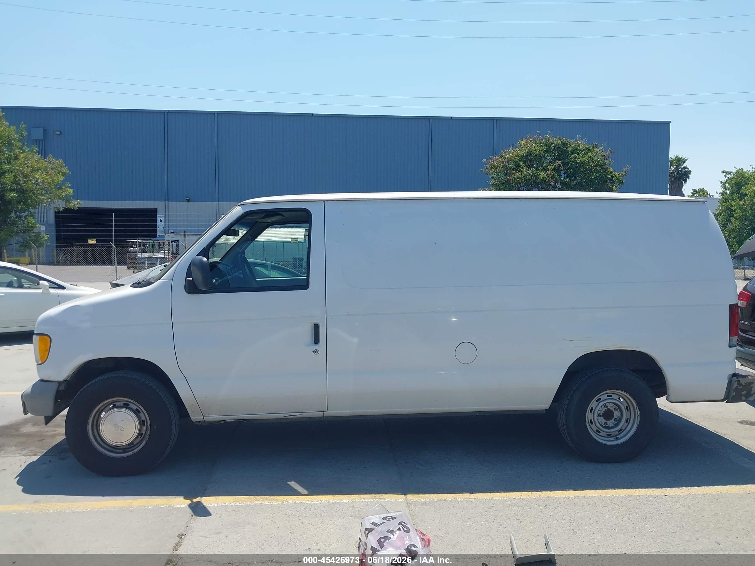 2001 Ford E-150 Commercial/recreational White vin: 1FTRE14221HB67747