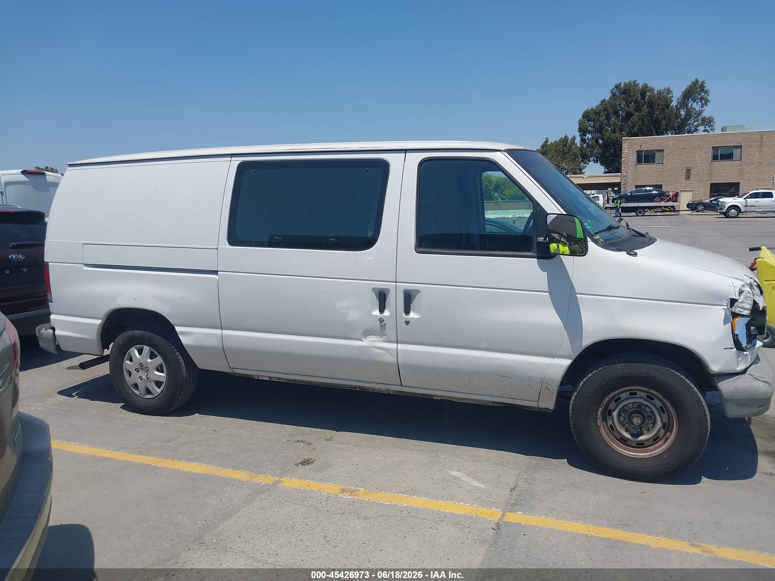 2001 Ford E-150 Commercial/recreational White vin: 1FTRE14221HB67747
