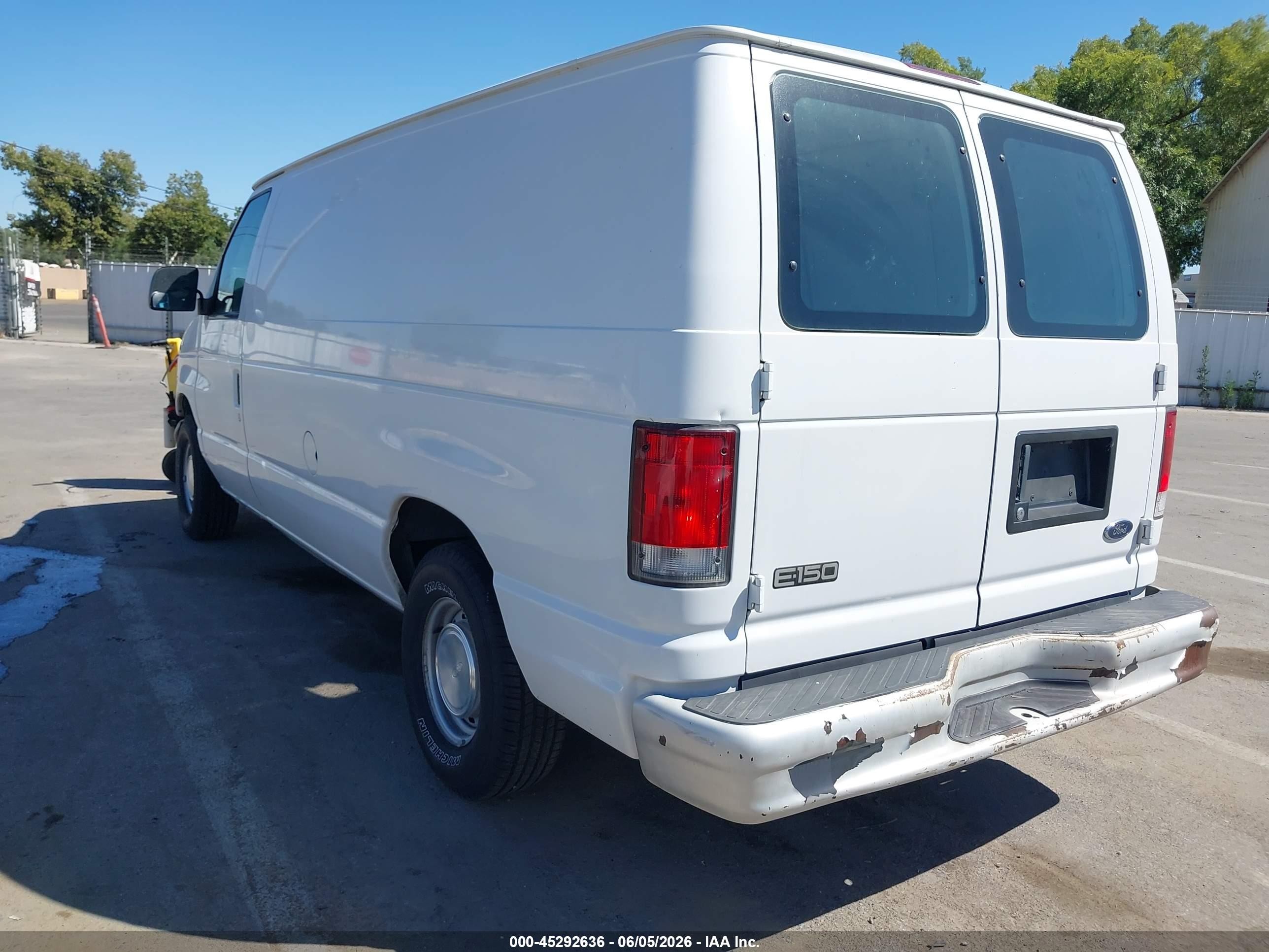2001 Ford E-150 Commercial/recreational White vin: 1FTRE14231HB17360