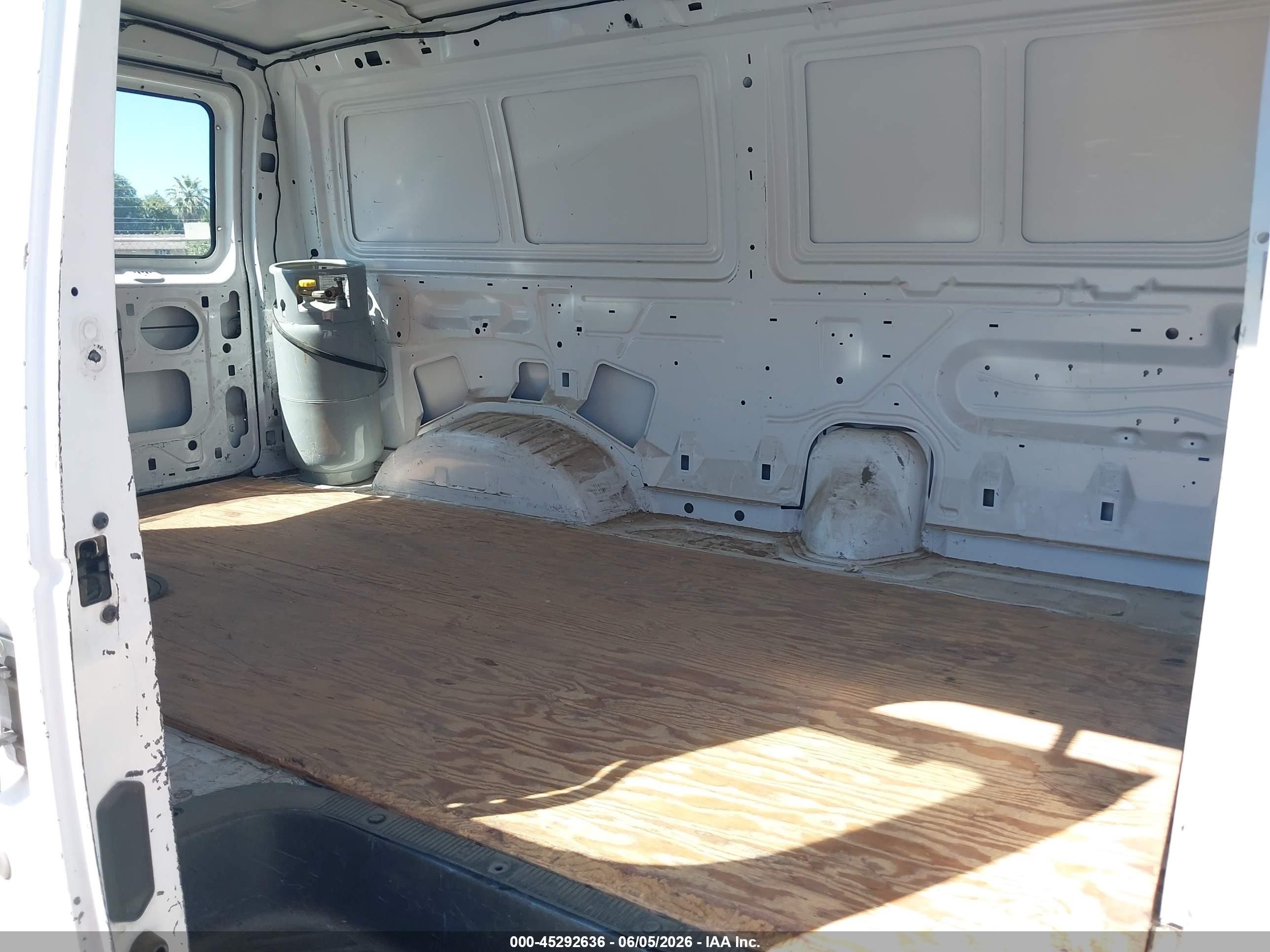 2001 Ford E-150 Commercial/recreational White vin: 1FTRE14231HB17360