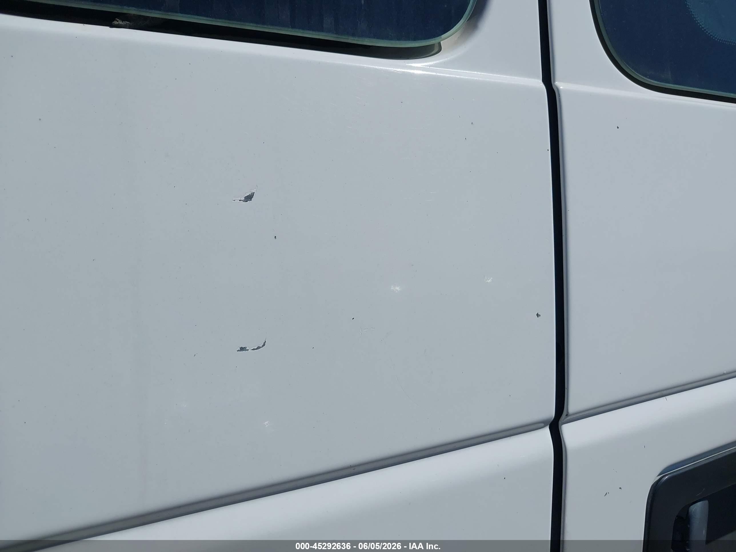 2001 Ford E-150 Commercial/recreational White vin: 1FTRE14231HB17360