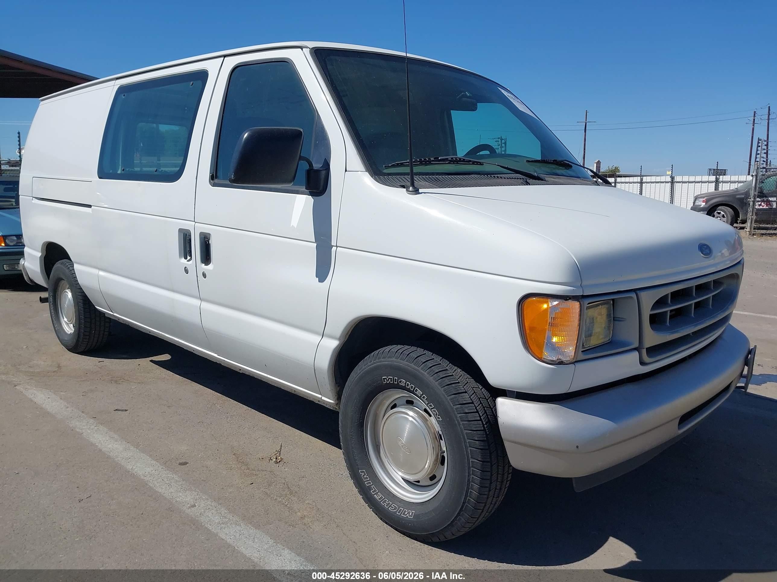 2001 Ford E-150 Commercial/recreational White vin: 1FTRE14231HB17360