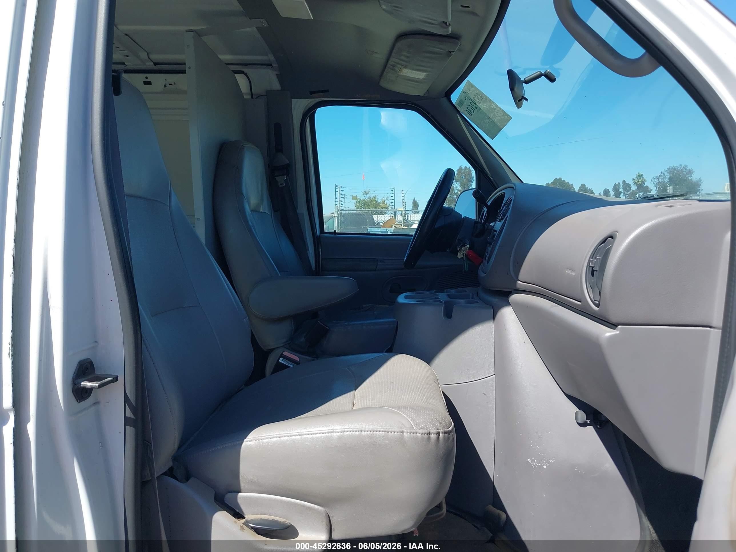 2001 Ford E-150 Commercial/recreational White vin: 1FTRE14231HB17360