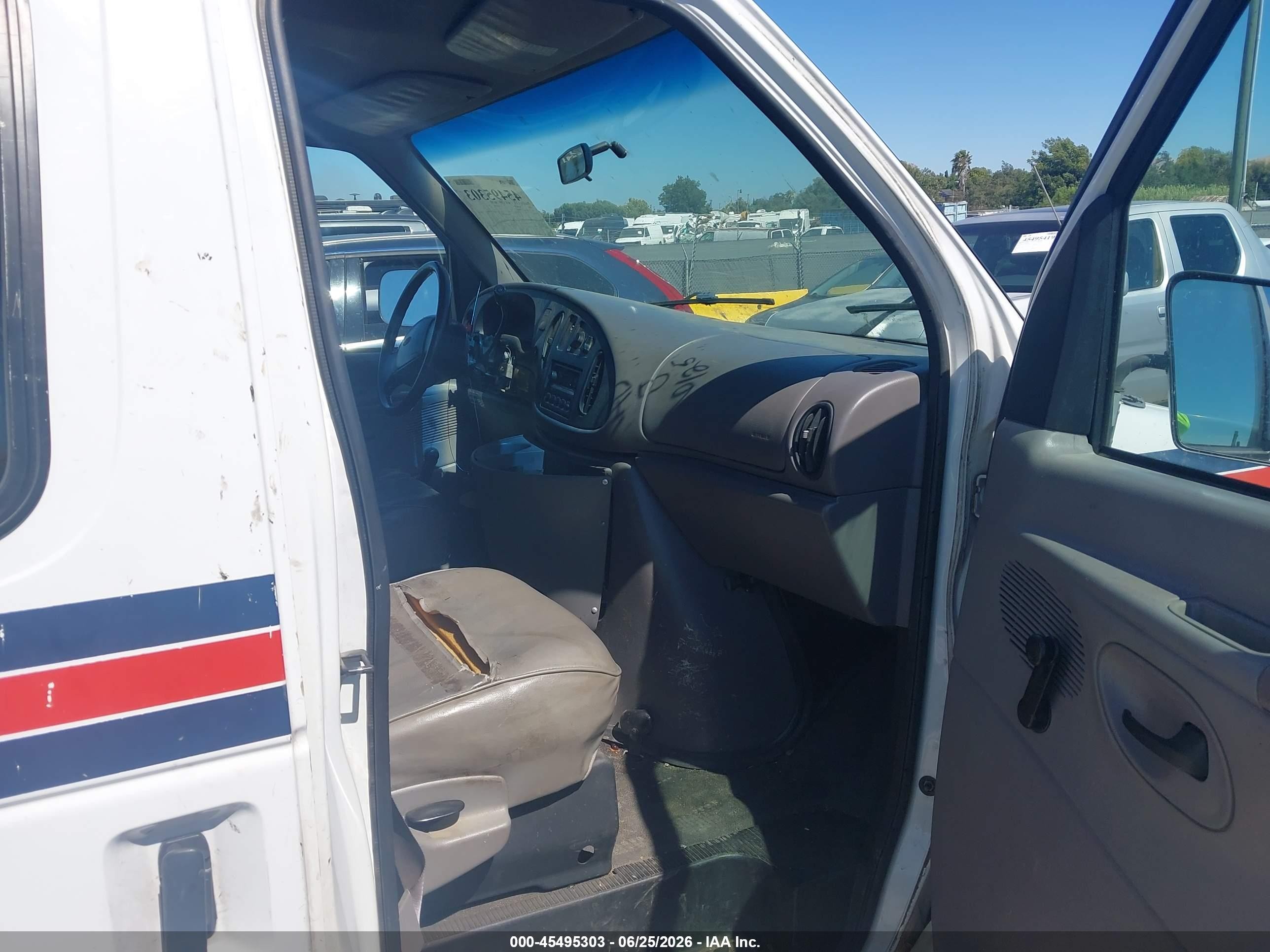 1999 Ford E-150 Commercial/recreational White vin: 1FTRE1423XHB55857