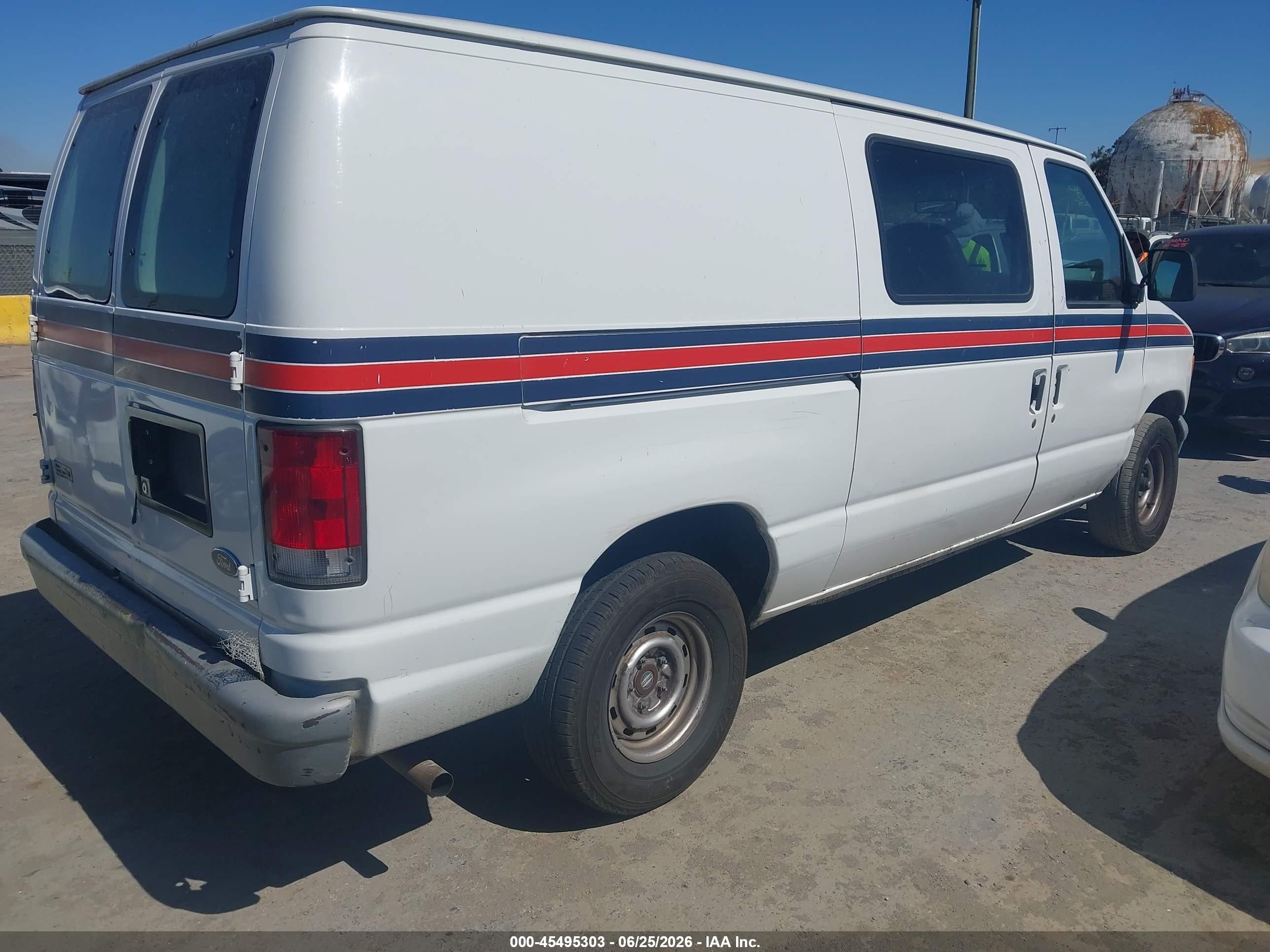 1999 Ford E-150 Commercial/recreational White vin: 1FTRE1423XHB55857