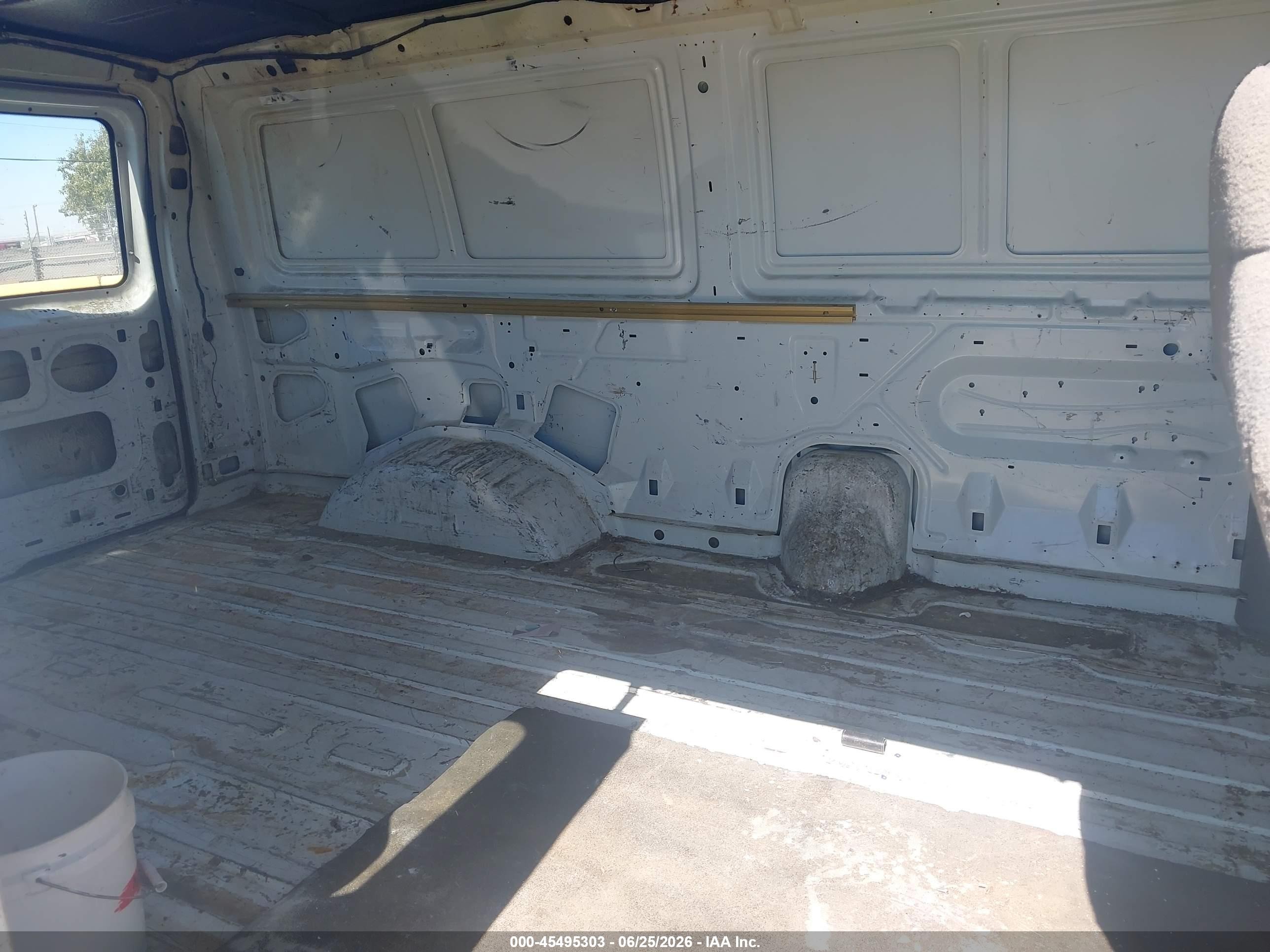 1999 Ford E-150 Commercial/recreational White vin: 1FTRE1423XHB55857