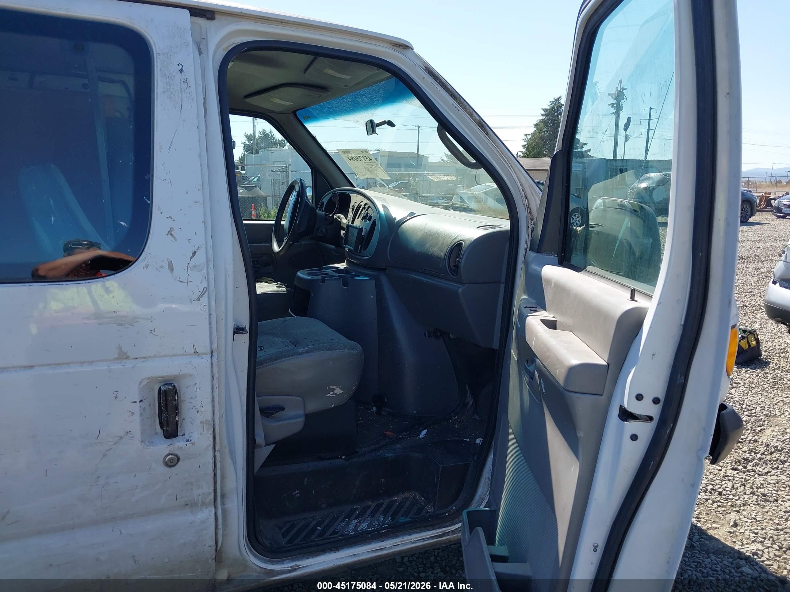 2002 Ford E-150 Commercial/recreational White vin: 1FTRE14242HA87772