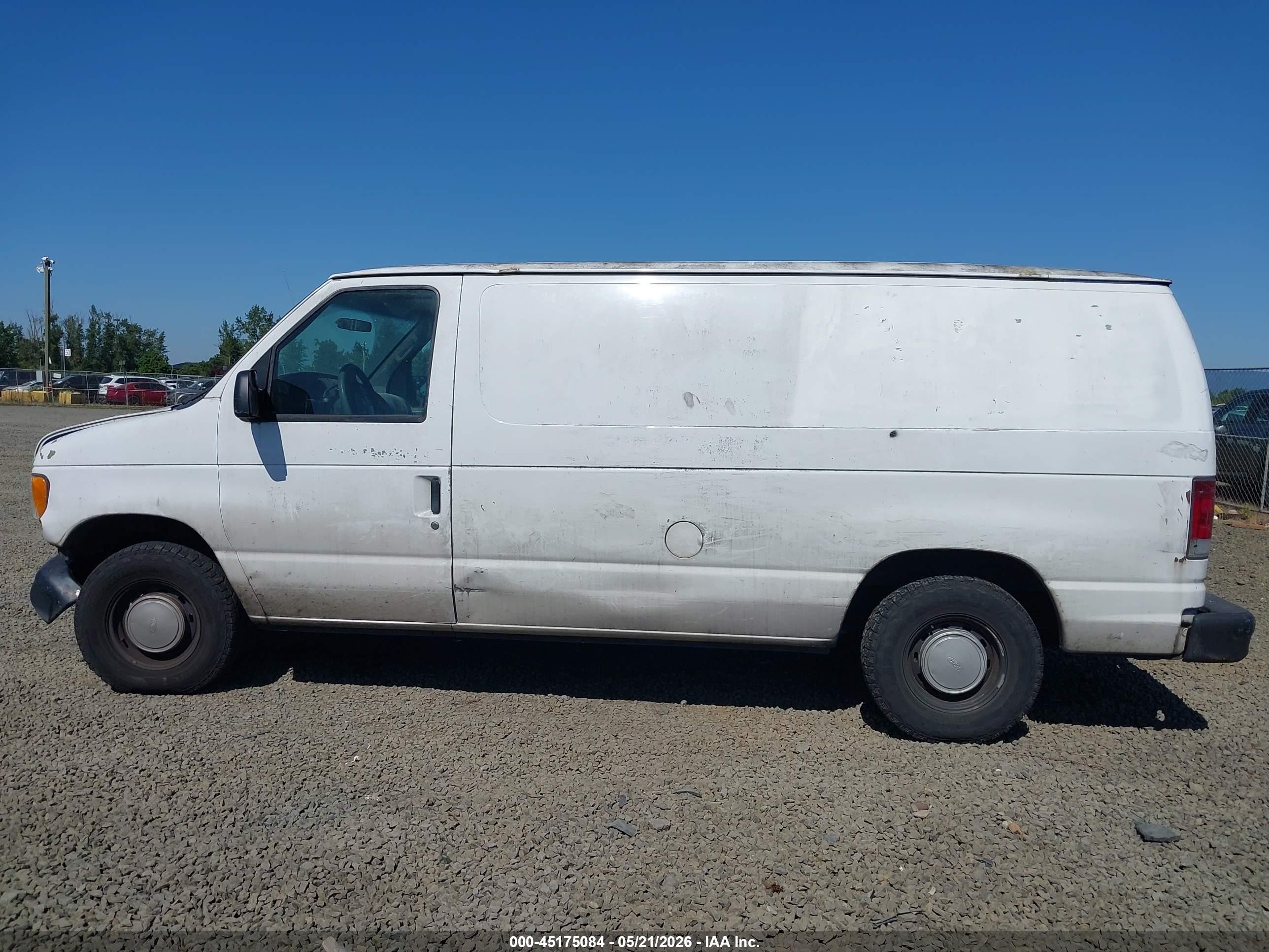 2002 Ford E-150 Commercial/recreational White vin: 1FTRE14242HA87772