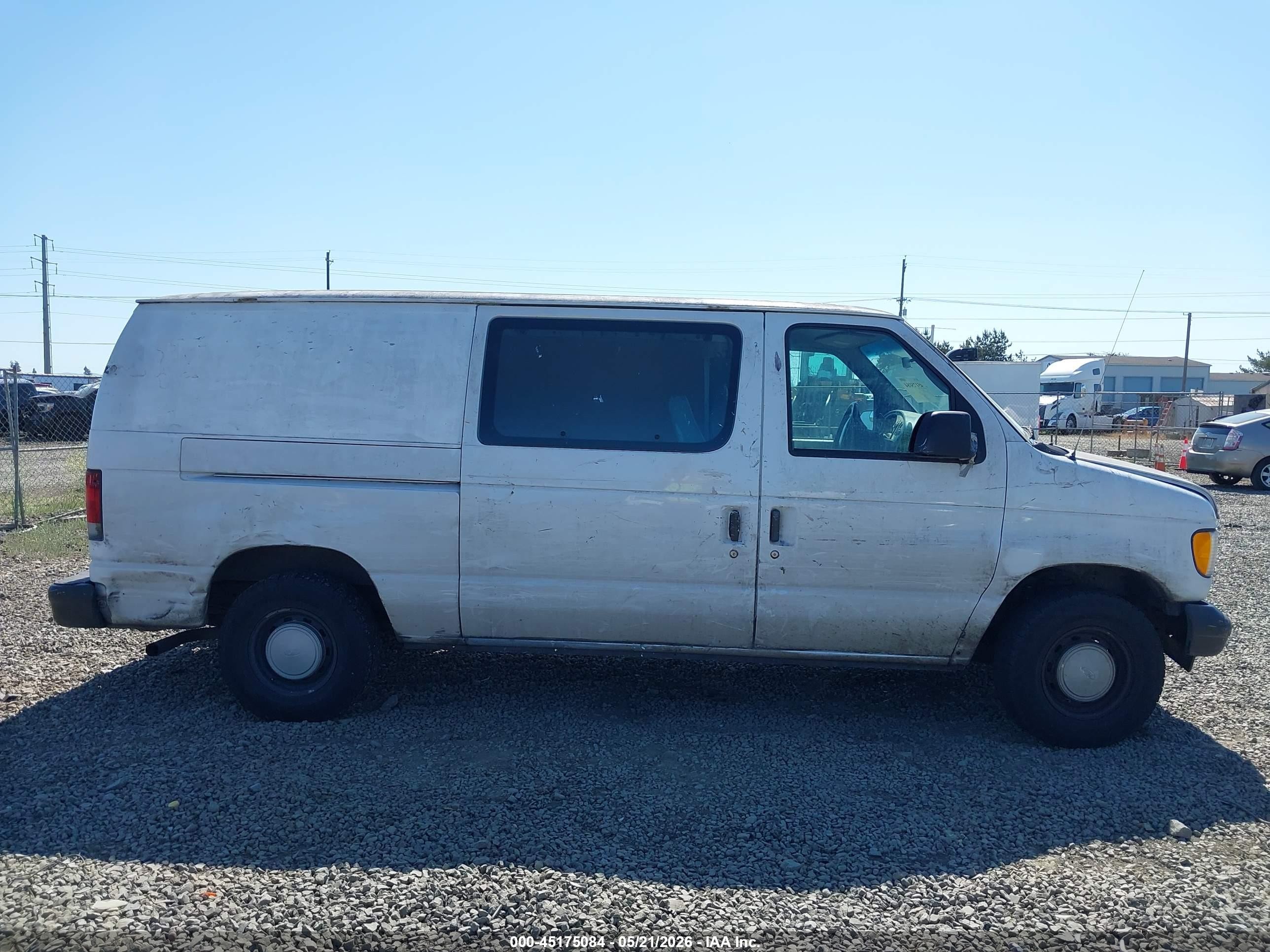 2002 Ford E-150 Commercial/recreational White vin: 1FTRE14242HA87772