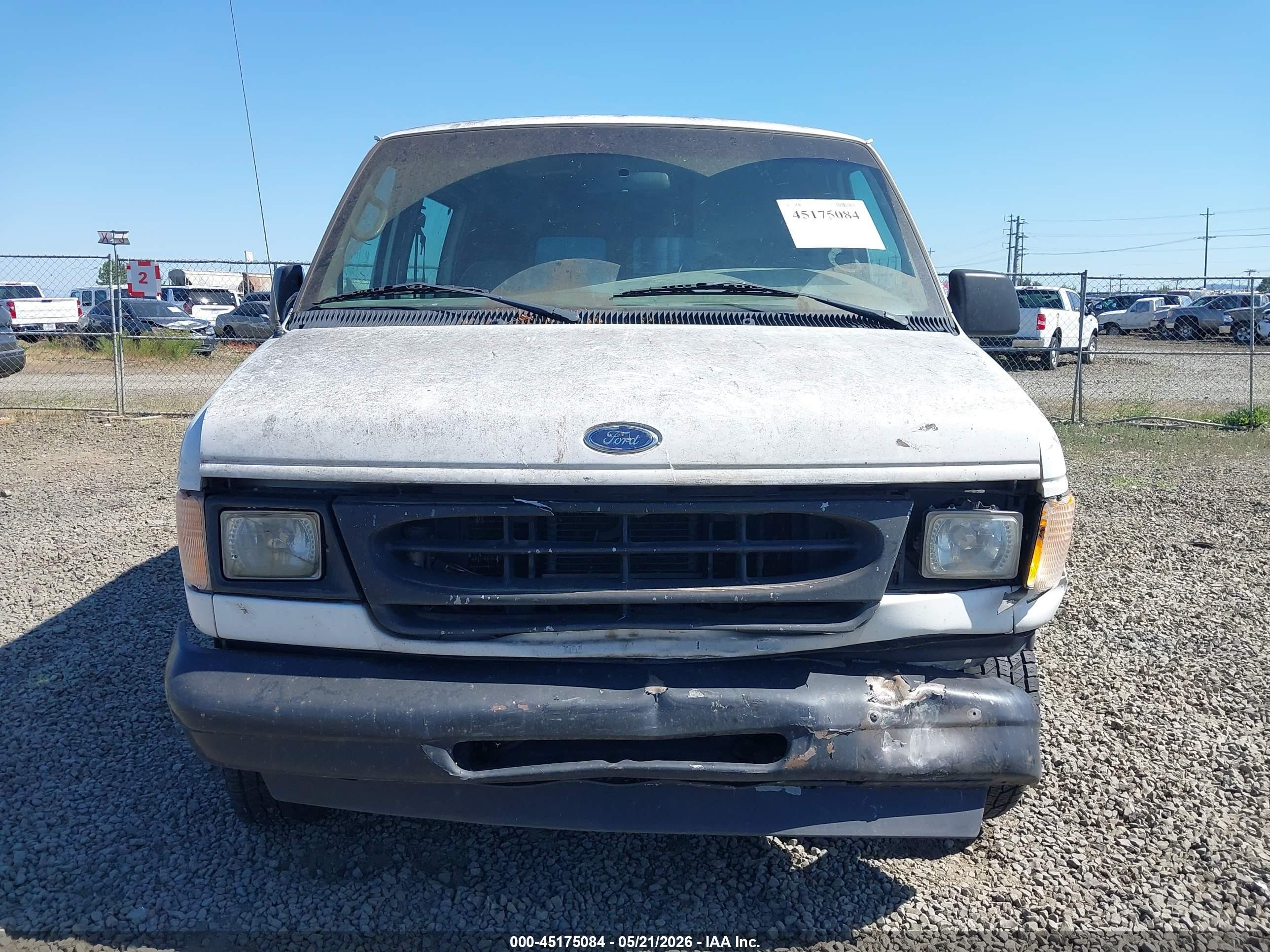 2002 Ford E-150 Commercial/recreational White vin: 1FTRE14242HA87772