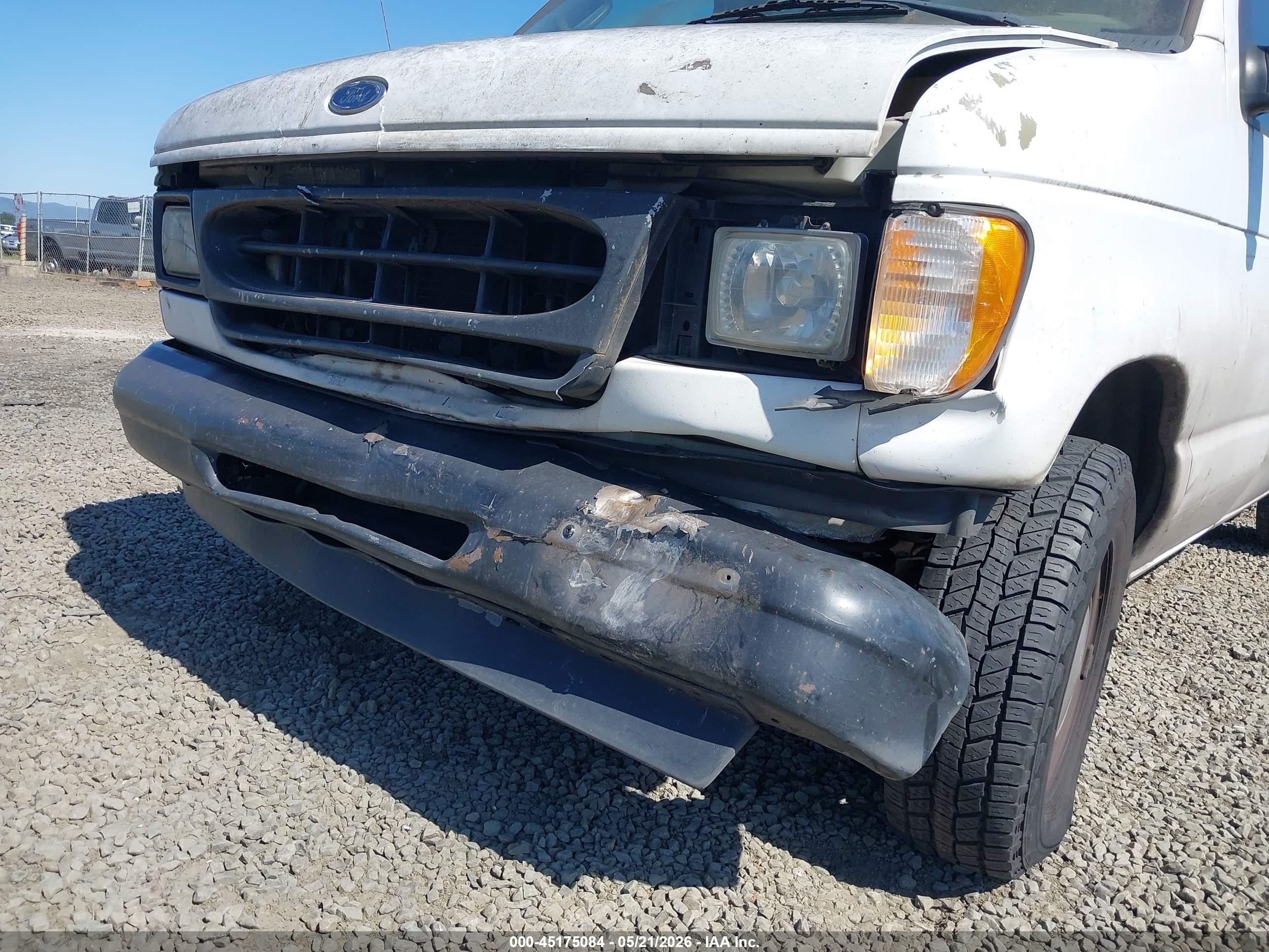 2002 Ford E-150 Commercial/recreational White vin: 1FTRE14242HA87772