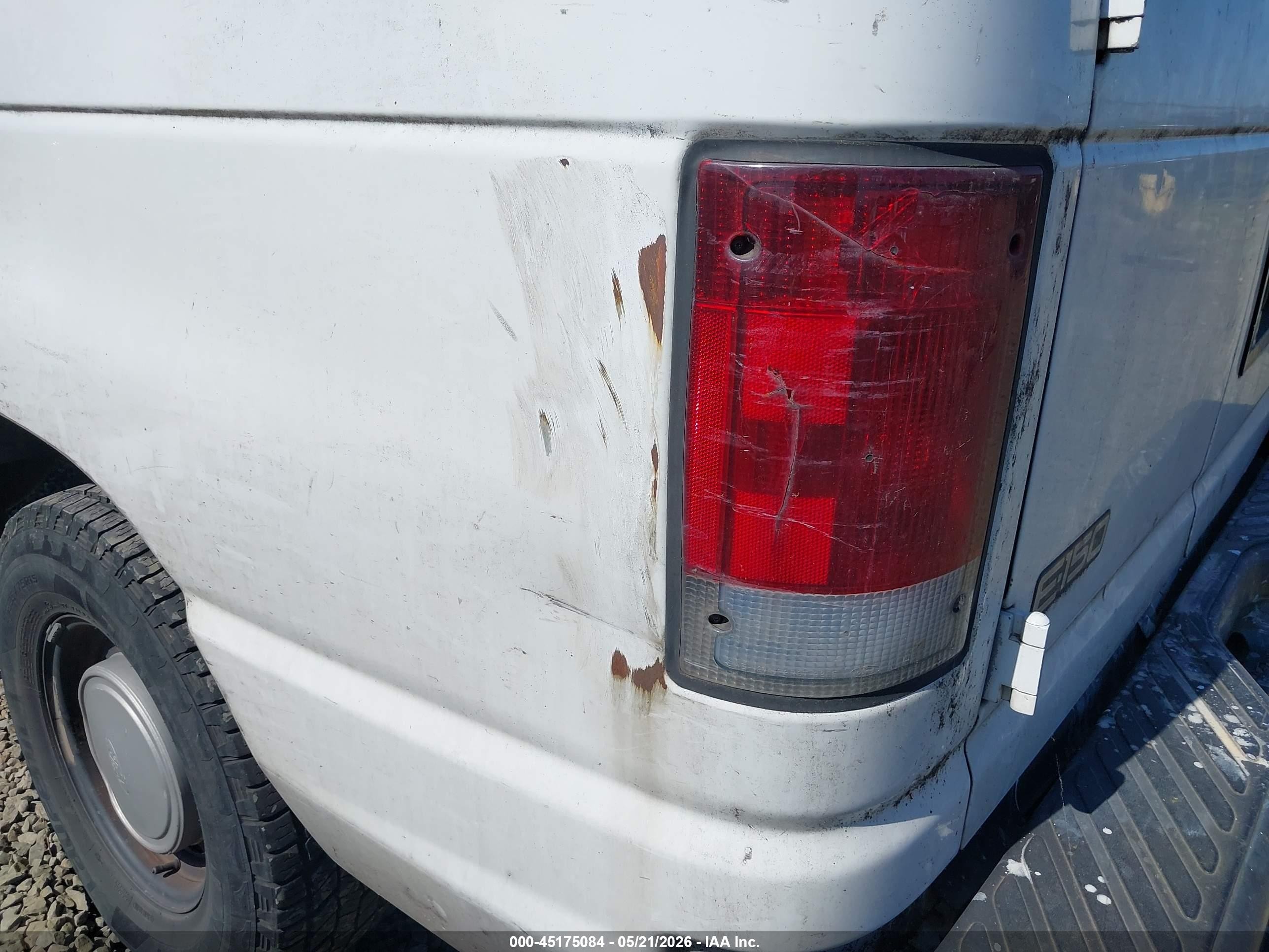 2002 Ford E-150 Commercial/recreational White vin: 1FTRE14242HA87772