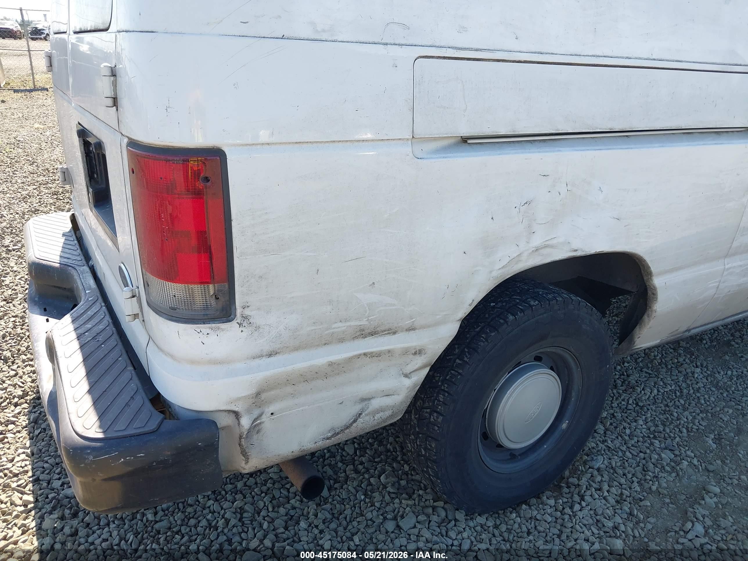 2002 Ford E-150 Commercial/recreational White vin: 1FTRE14242HA87772