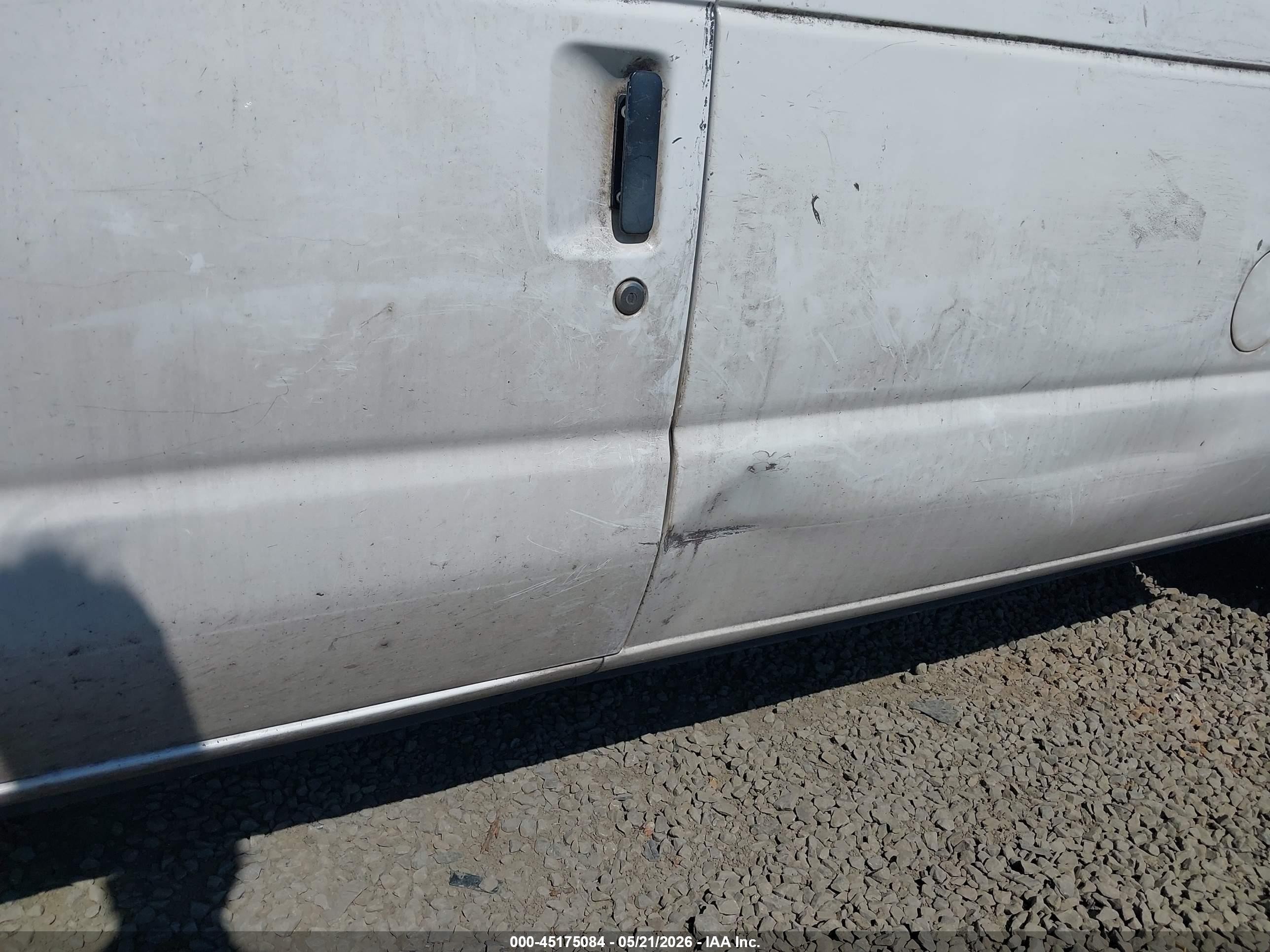 2002 Ford E-150 Commercial/recreational White vin: 1FTRE14242HA87772
