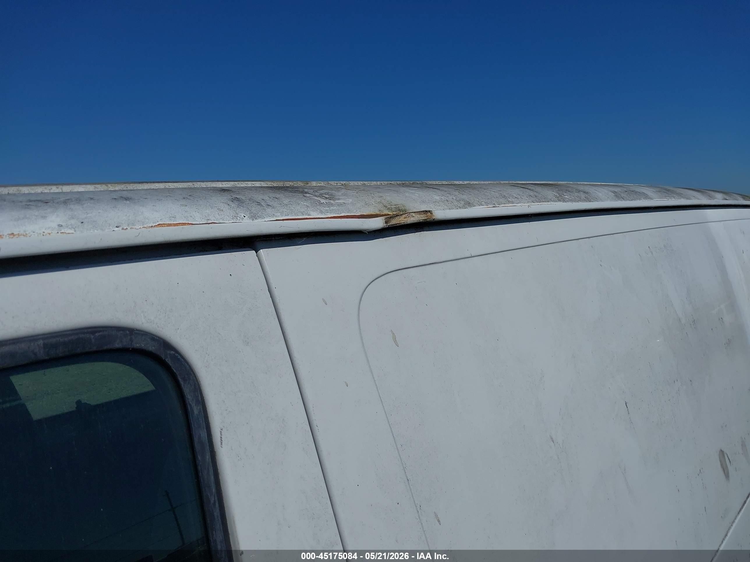 2002 Ford E-150 Commercial/recreational White vin: 1FTRE14242HA87772