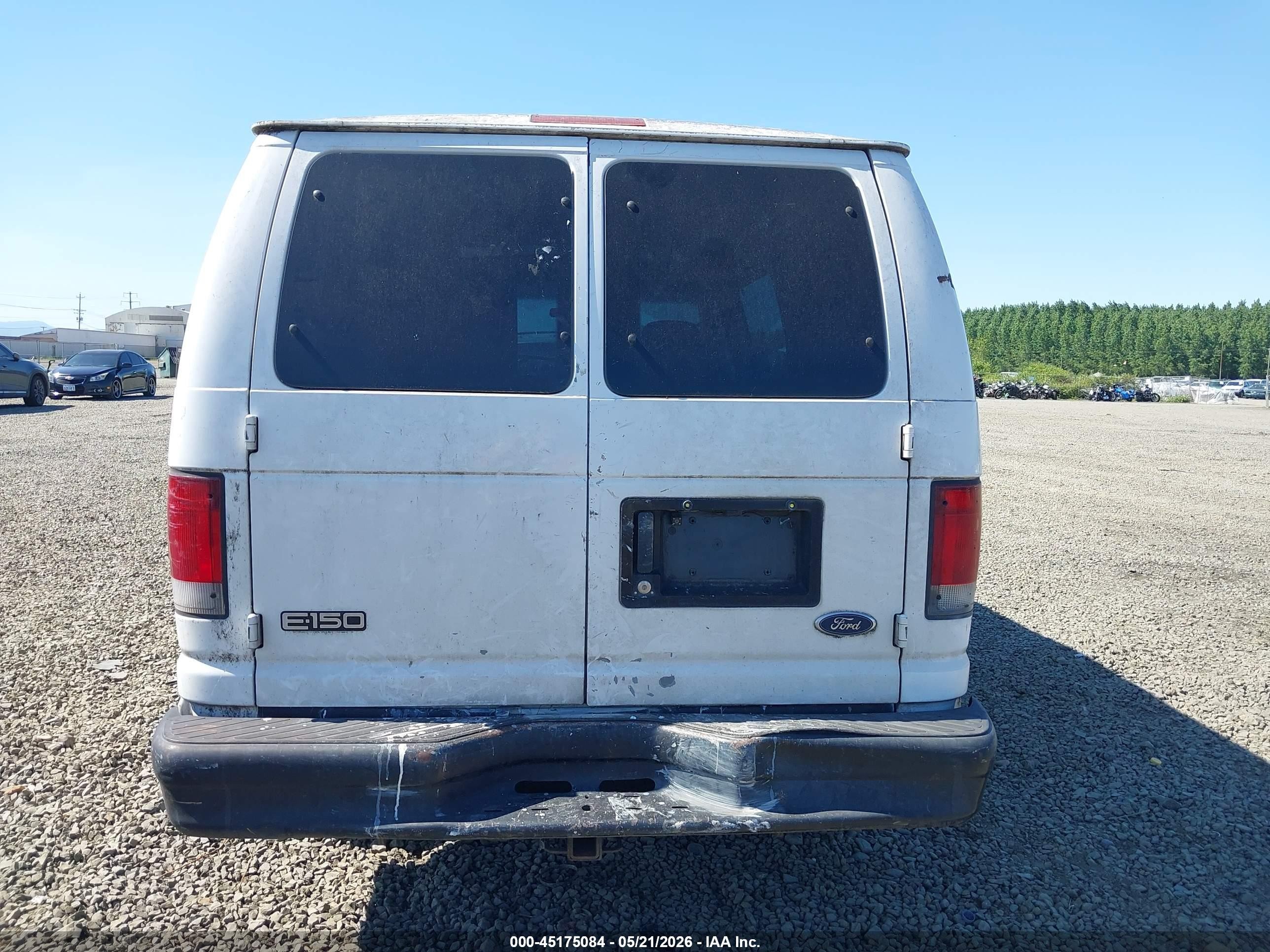2002 Ford E-150 Commercial/recreational White vin: 1FTRE14242HA87772
