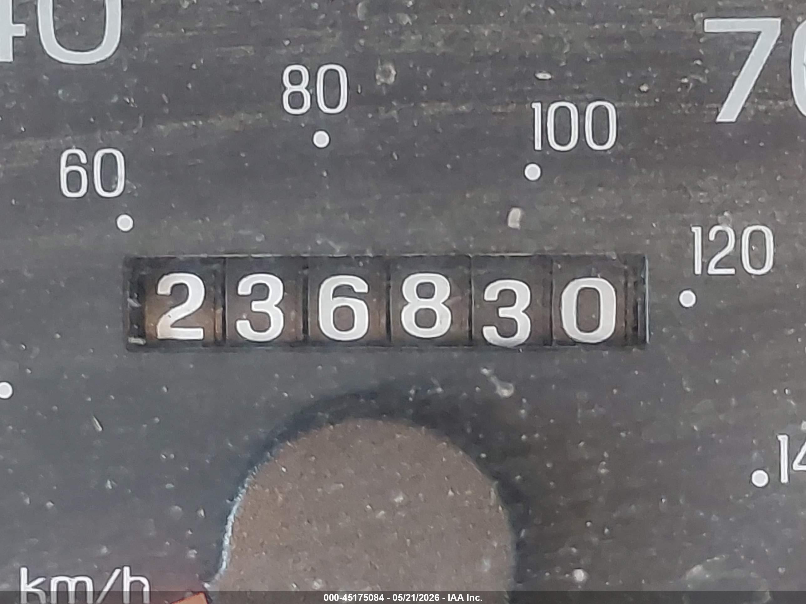 2002 Ford E-150 Commercial/recreational White vin: 1FTRE14242HA87772