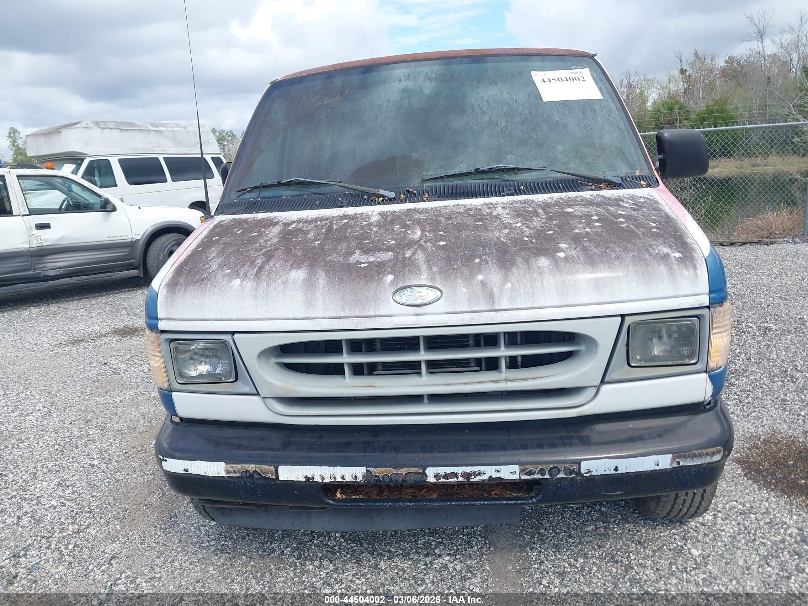 2002 Ford E-150 Commercial/recreational White vin: 1FTRE14252HA70382