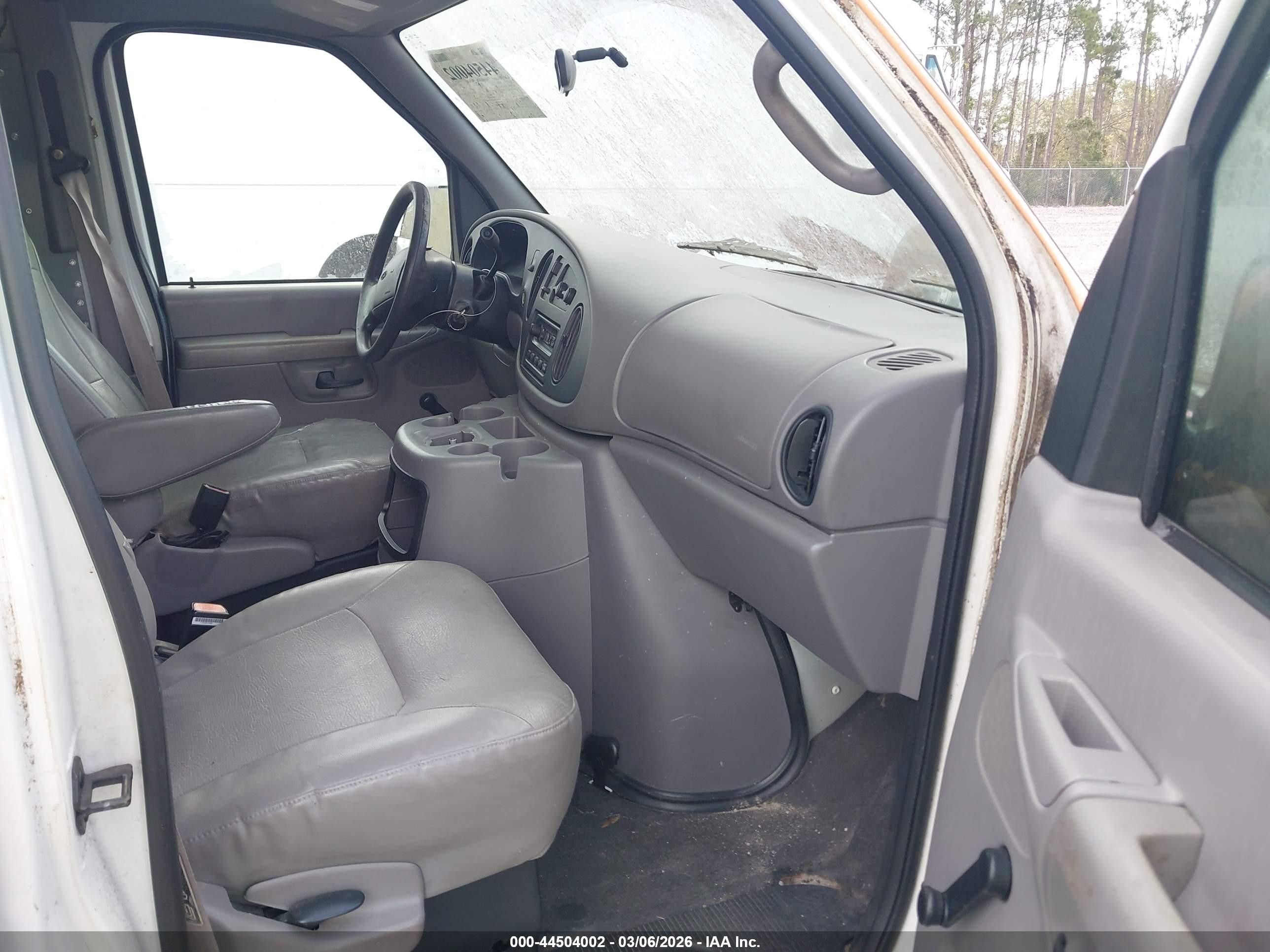 2002 Ford E-150 Commercial/recreational White vin: 1FTRE14252HA70382