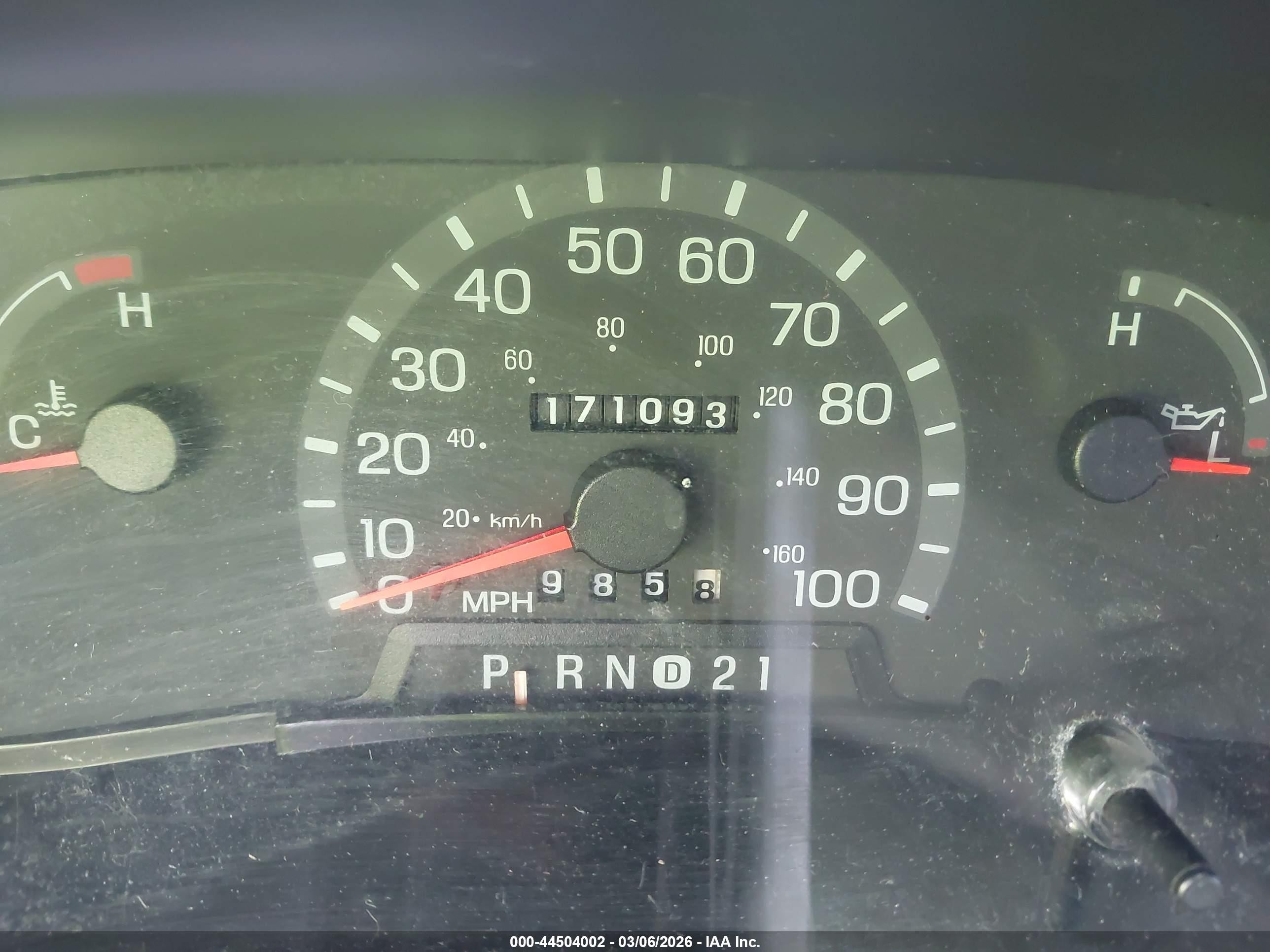 2002 Ford E-150 Commercial/recreational White vin: 1FTRE14252HA70382
