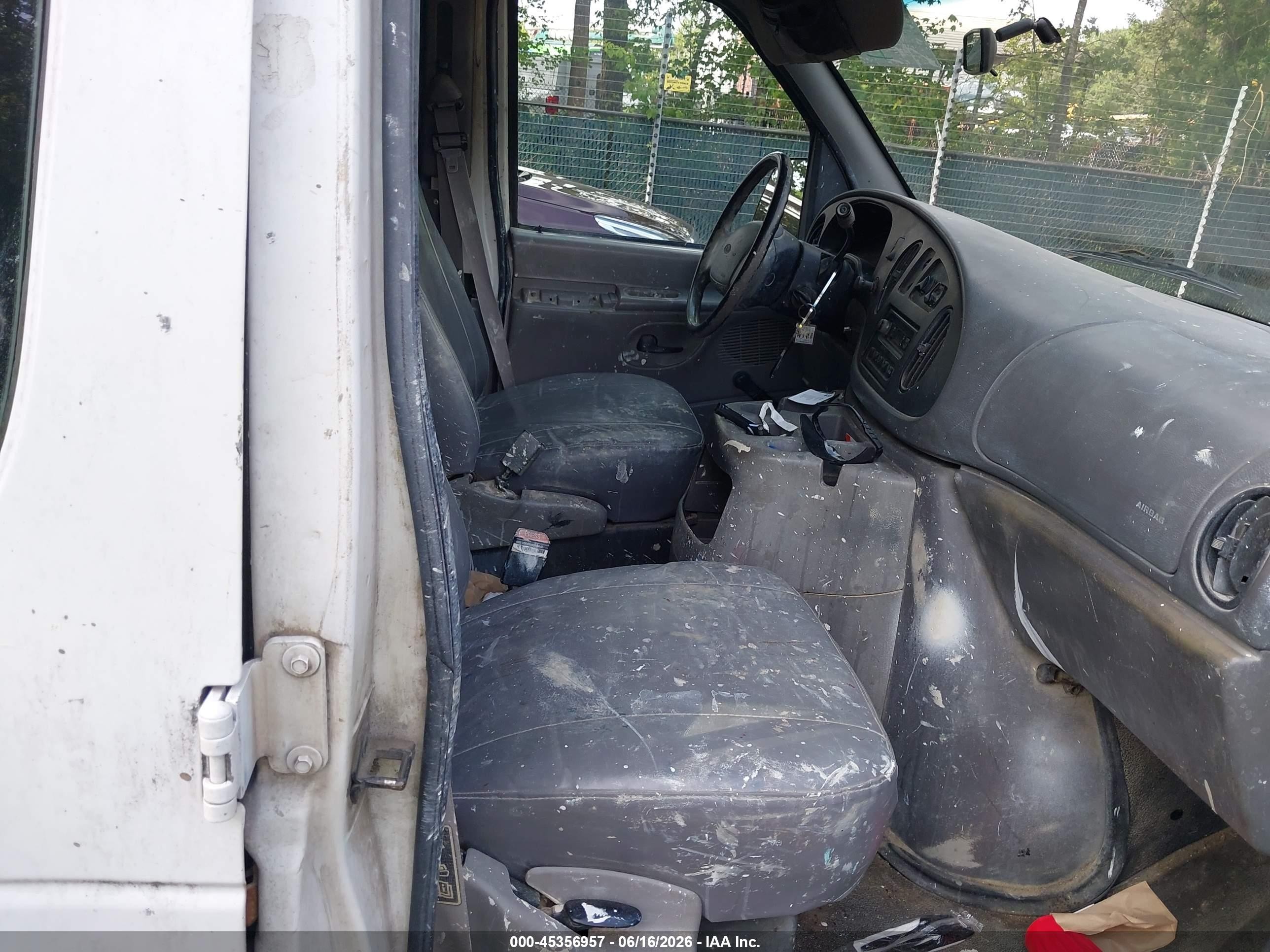 2000 Ford E-150 Commercial/recreational White vin: 1FTRE1425YHB78025