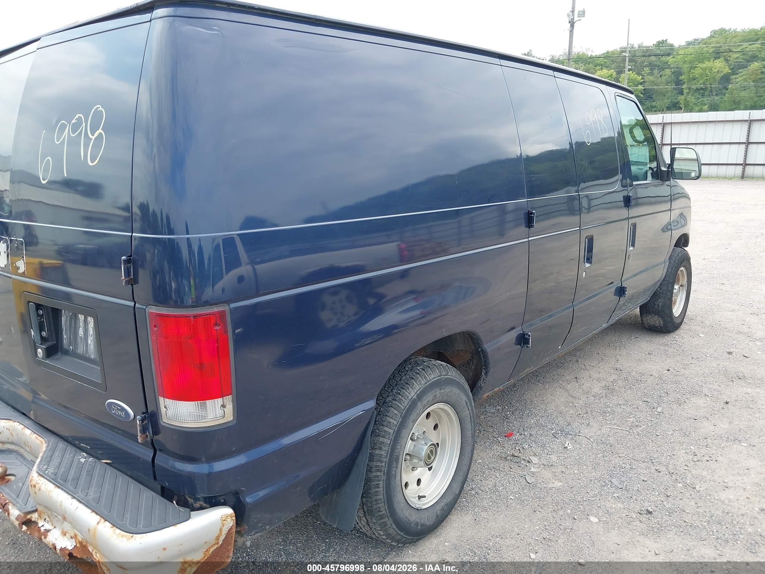 2001 Ford E-150 Commercial/recreational Blue vin: 1FTRE14261HB28773