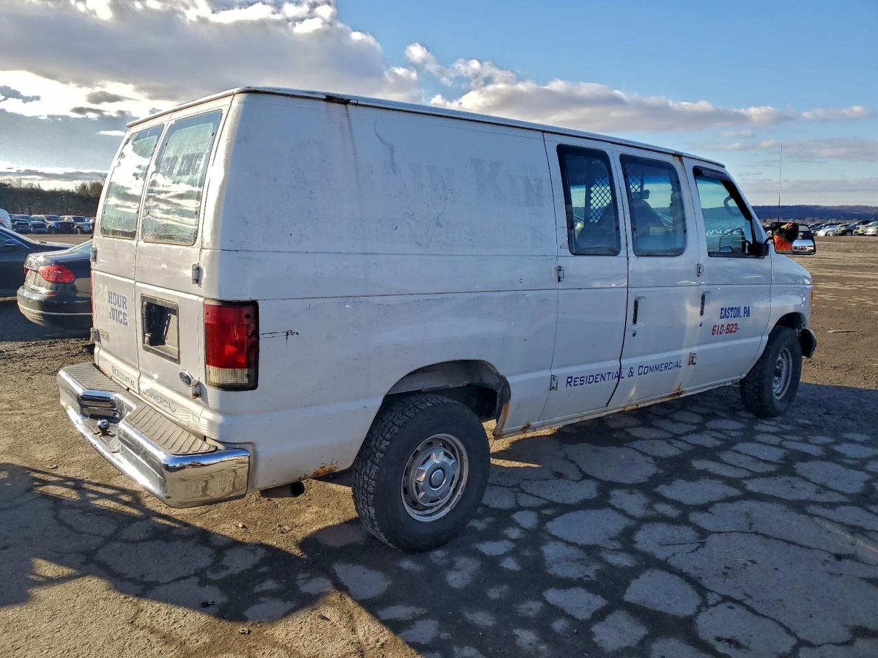 2001 Ford Econoline Cargo E-150 White vin: 1FTRE14261HB64205