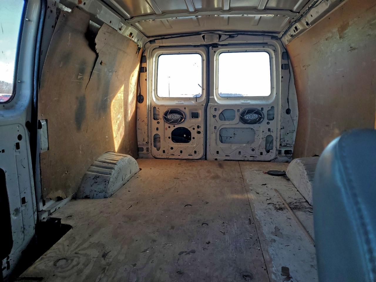 2001 Ford Econoline Cargo E-150 White vin: 1FTRE14261HB64205