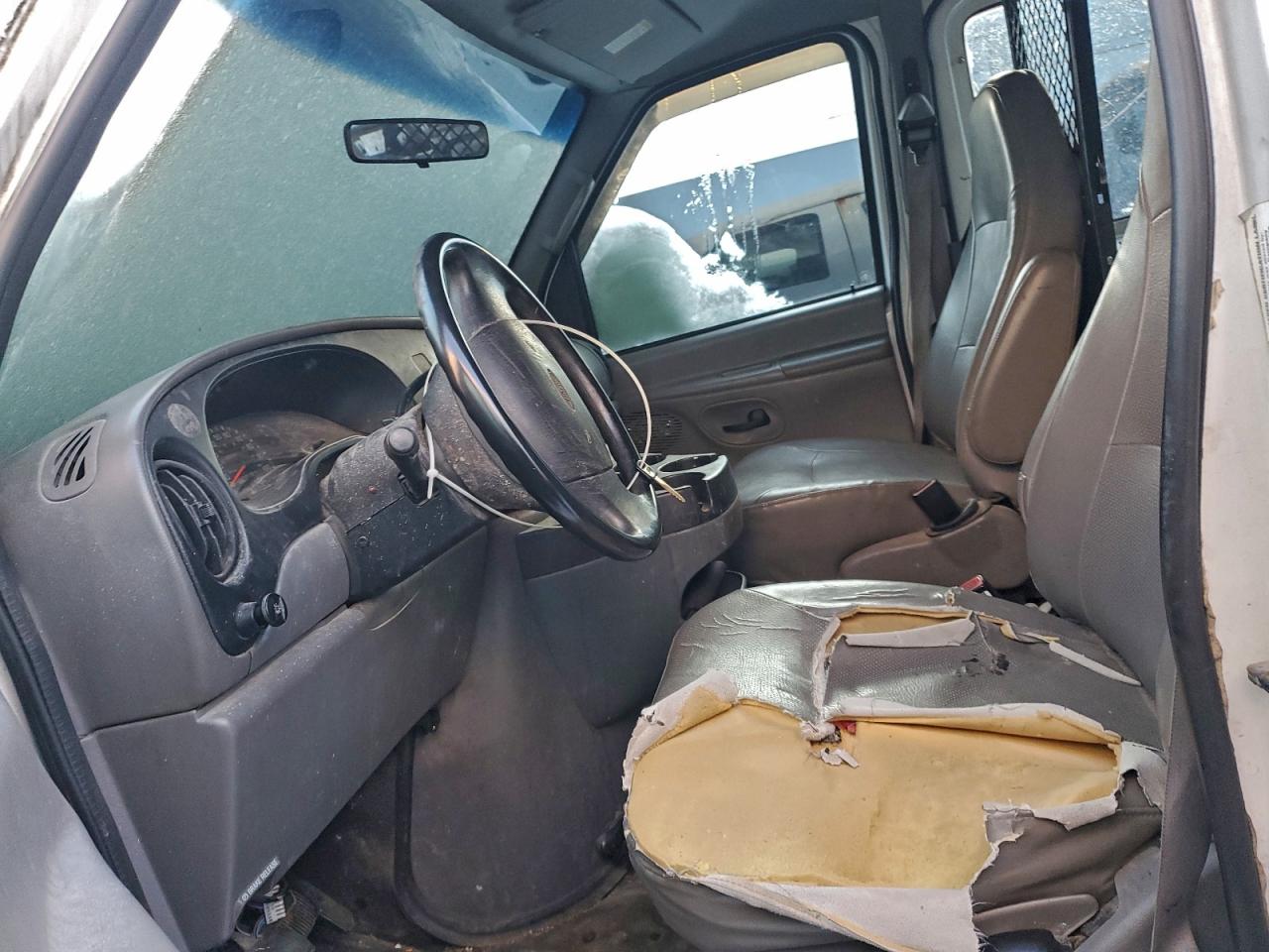2001 Ford Econoline Cargo E-150 White vin: 1FTRE14261HB64205