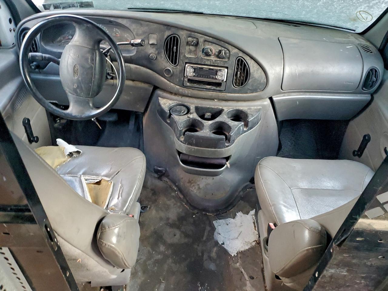 2001 Ford Econoline Cargo E-150 White vin: 1FTRE14261HB64205