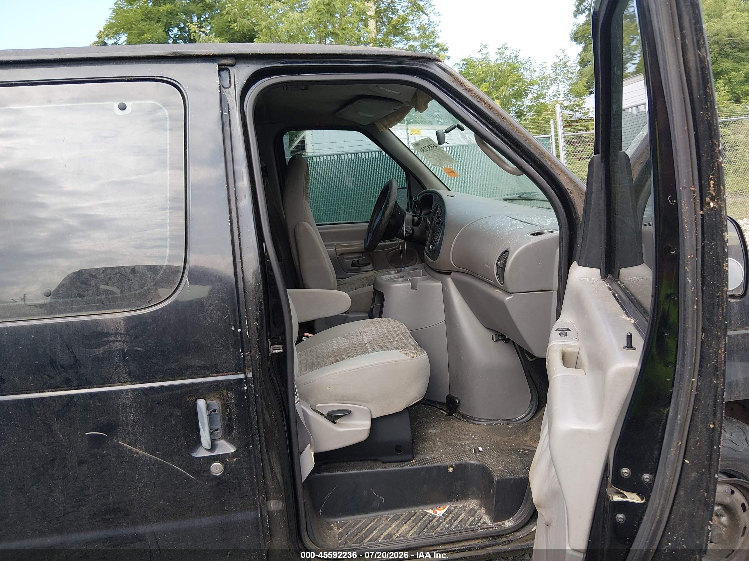 2002 Ford E-150 Commercial/recreational Черный vin: 1FTRE14262HA44292